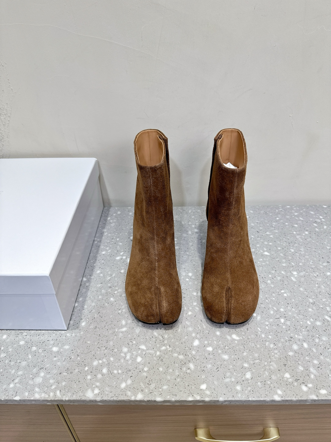 NO:475386,(with the official website synchronous aircraft box packaging) Maison Margiela MM6 25ss autumn and winter new style split toe thick heel split toe boots Purchase agents with the same channel (Low version for markets) Original last shoe shape is very classic, no matter the price or quality, it instantly sells the market... Say goodbye to bloated, specially creates high-end shoes for contemporary independent and elegant urban women. It is the best of the niche, versatile king, niche is not that bad, it is too elegant to wear. The upper is made of original imported calfskin/imported suede, inner foot padding benzene dyed cowhide, original custom Italian double-layer leather sole Size35-40 (40 custom made without return), boots, masion margiela,masion margiela,boots,cowhide,chamois leather,Leather  soles19860909（配官网同步飞机盒包装） MaisonMargiela MM6 马吉拉 25ss秋冬新款 分趾 粗跟 分趾靴 代购同渠道硬货（区分市场Low版）原版套楦鞋型很经典,不管是价格还是品质通通秒杀市场…… 告别臃肿,专为当代独立、气质都市女性打造高级鞋履 对是小众的佼佼者,百搭王,小众没有那么烂大街,穿上太有气质了 鞋面采用原版进口原版小牛皮/进口麂皮 内里垫脚苯染牛皮 大底原版定制意大利双层真皮大底 Size35-40（40订做不退换）,靴子,masion margiela,masion margiela,boots,cowhide,chamois leather,Leather soles,Women's Shoes