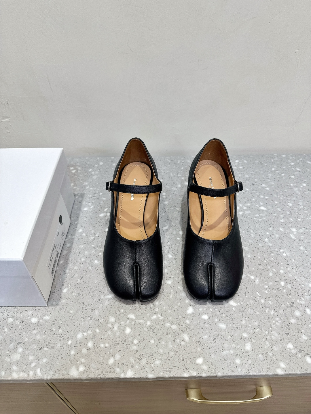NO:475383,(Dongguan goods) (with the official website synchronous aircraft box packaging) Maison Margiela 25ss autumn and winter new style thick heel Mary Zhen split toe shoes Tabi split toe shoes Ballet shoes Original open mold double-layer genuine leather sole Original last shoe shape is very generous, matched with various styles, easy to control The boon of small short legs The upper body instantly becomes big and long legs, the upper foot is not restricted by routine, be yourself as you like~ The fried chicken on the upper foot is soft and comfortable The upper is made of original imported sheepskin inner foot pad sheepskin Outsole original custom Italian double-layer genuine leather sole Size: 35-40 (40 custom-made without return and exchange), Mary Zhen, masion margiela, mary jane, sheepskin, Leather soles19860909（东莞货）（配官网同步飞机盒包装） Maison Margiela 马吉拉 25ss秋冬新款 粗跟 玛丽珍 分趾鞋 Tabi分趾鞋 芭蕾舞鞋 原版开模双层真皮鞋底 原版套楦鞋型很大方 搭配各种风格都 轻松驾驭 小短腿的福音 上身瞬间秒变大长腿 上脚不被常规所拘束,随心所欲做自己～ 上脚炒鸡柔软舒适 鞋面采用原版进口羊皮 内里垫脚羊皮 大底原版定制意大利双层真皮大底 Size: 35-40（40定制不退换）,玛丽珍,masion margiela,mary jane,sheepskin,Leather soles,Women's Shoes