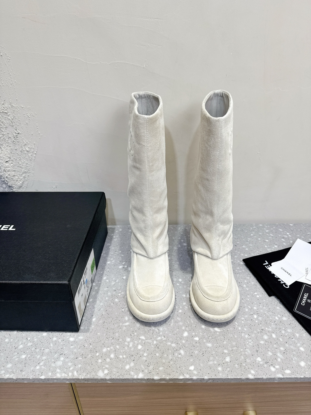 NO:475401,Chanel Xiaoxiang 25ss autumn and winter new suede straight knight boots trouser leg long boots Xiaoxiang's boots are really beautiful. A flat-soled women's boots that grow grass at a glance. The real thing is quite good. It's very soft and easy to wear. A beautiful boot that is comfortable and easy to walk without scratching your feet. A boot that won't hit the color suitable for this autumn and winter. Petite babies can choose a size larger. Put it quietly inside and increase it. It will become a long legs in seconds. The upper is made of original imported cow back velvet. Inner footbed sheepskin. Original custom rubber sole. Size 35-39 (40 custom made without return). Boots, chanel, boots, sheepskin, chamois leather19860909Chanel 小香 25ss秋冬新款 麂皮 直筒 骑士靴 裤管 长靴 小香这个靴子 真的美爆 一眼就种草的一款平底女靴 实物相当赞 软乎乎的超好穿 绝美 舒适好走不磨脚 不会撞款的一款靴子 颜色敲适合这个秋冬  个子娇小的宝宝们可以选大一码 悄悄放个内增高 秒变大长腿 鞋面采用原版进口牛反绒 内里垫脚羊皮 鞋底原版定制橡胶大底 码数35-39（40 定做不退换）,靴子,chanel,boots,sheepskin,chamois leather,Women's Shoes