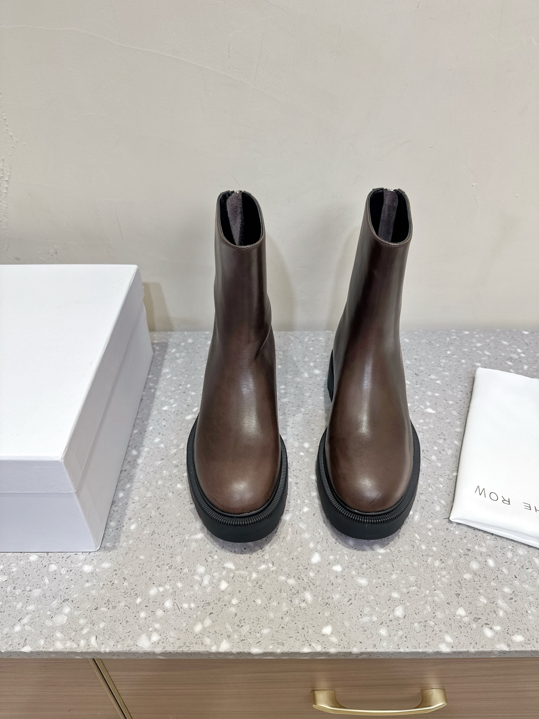 NO:475396,The row niche trendy brand 25ss autumn and winter new style thick sole short boots are the best pair I bought this year. Wear it immediately thin. I can’t help but look good at this foot shape~ The folds of the ankle are getting fashionable the more you look. Wear it with a friendly and pull-up leg shape. Walking thousands of steps is not a pressure, but everything can be matched with a suit. Just close your eyes. The upper is made of original imported cowhide, inner foot pad sheepskin, original customized rubber outsole, size 35-39 (40 customization, no return or exchange), boots, boots, cowhide, sheepskin19860909The row 小众潮牌 25ss秋冬新款 厚底 短靴 是我今年买的最好的一双,穿上立马可见的瘦 对这种脚型好看的无法自拔~ 脚踝的褶皱越看越时髦,友好穿上立马拉高腿型,行走万步不是压力,搭配西 装万物皆可搭.闭眼入就对了. 鞋面采用原版进口牛皮 内里垫脚羊皮 鞋底原版定制橡胶大底 码数35-39（40定制不退换）,靴子,boots,cowhide,sheepskin,Women's Shoes