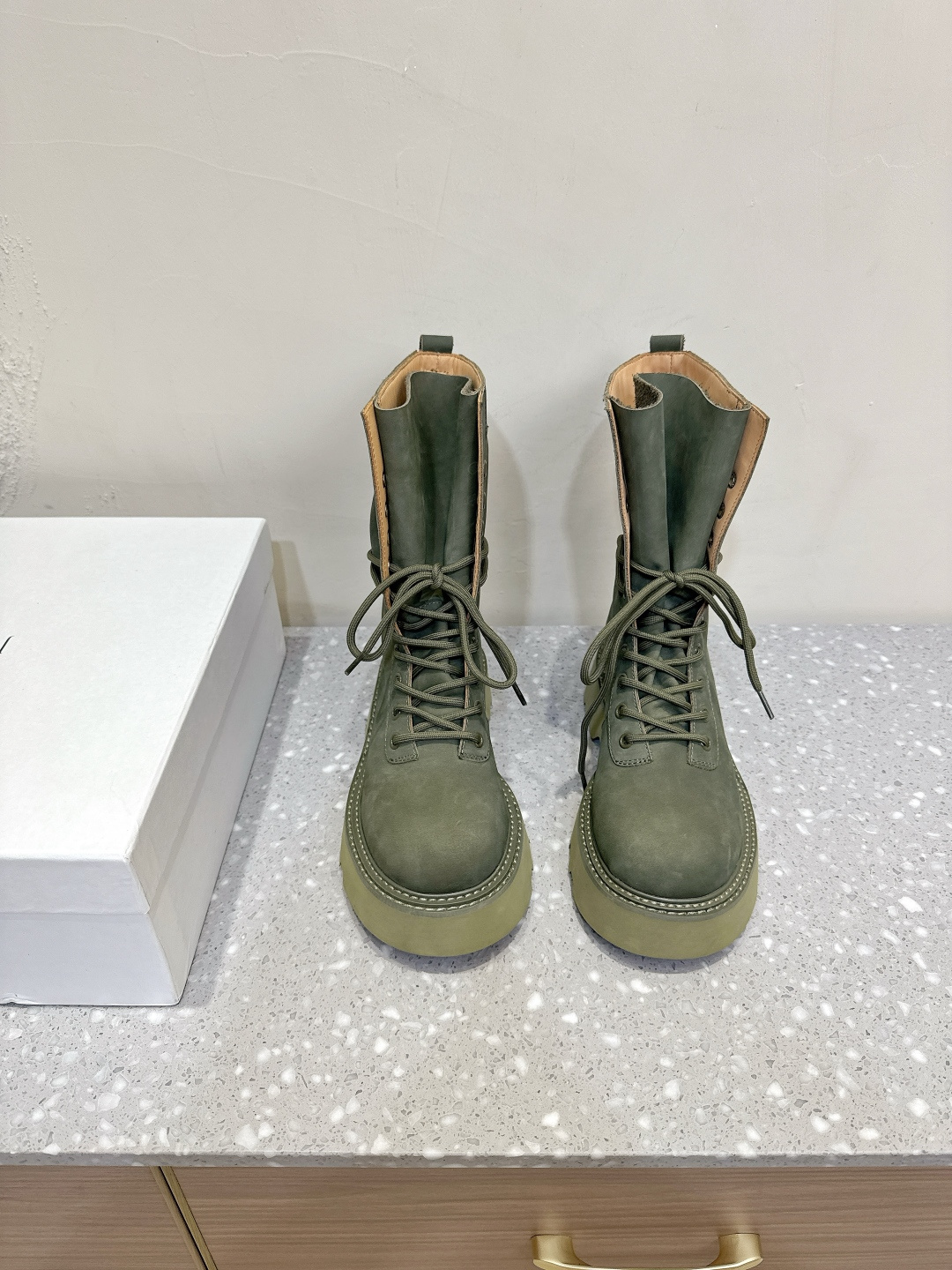 NO:481420,JW Anderson niche trendy brand 25ss autumn and winter new style laces short boots niche brand unique but not exaggerated design, not easy to collide, each model is enough to lead the trend, personality is an important sign of J.W. Inject modern genes, explore diverse personality attitudes, and feature two-color design and pad details. It is quite recognizable, extremely slim and high heels are vibrant, and it is full of fun and inspiration. It is definitely the first choice for autumn and winter matching items!  The upper is made of original imported reverse velvet cowhide, inner foot pad, water-dyed cowhide, original custom-made Italian foam combination rubber outsole, size 35-39 (40.41 custom made without return), boots, boots, cowhide19860909JW Anderson 小众潮牌 25ss秋冬新款 系带 短靴 小众品牌独特而不夸张的设计、不易撞款、每款都足以引领潮流、个性是J.W.的重要标示 注入摩登基因 、探寻多元个性态度、以双色设计与衬垫细节为特色 颇具辨识度、极细高跟活力碰撞 玩趣灵感足间尽现 绝对是秋冬搭配单品首选！ 鞋面采用原版进口反绒牛皮 内里垫脚水染牛皮 鞋底原版定制意大利发泡组合橡胶大底 码数35-39 (40.41定做不退换),靴子,boots,cowhide,Women's Shoes