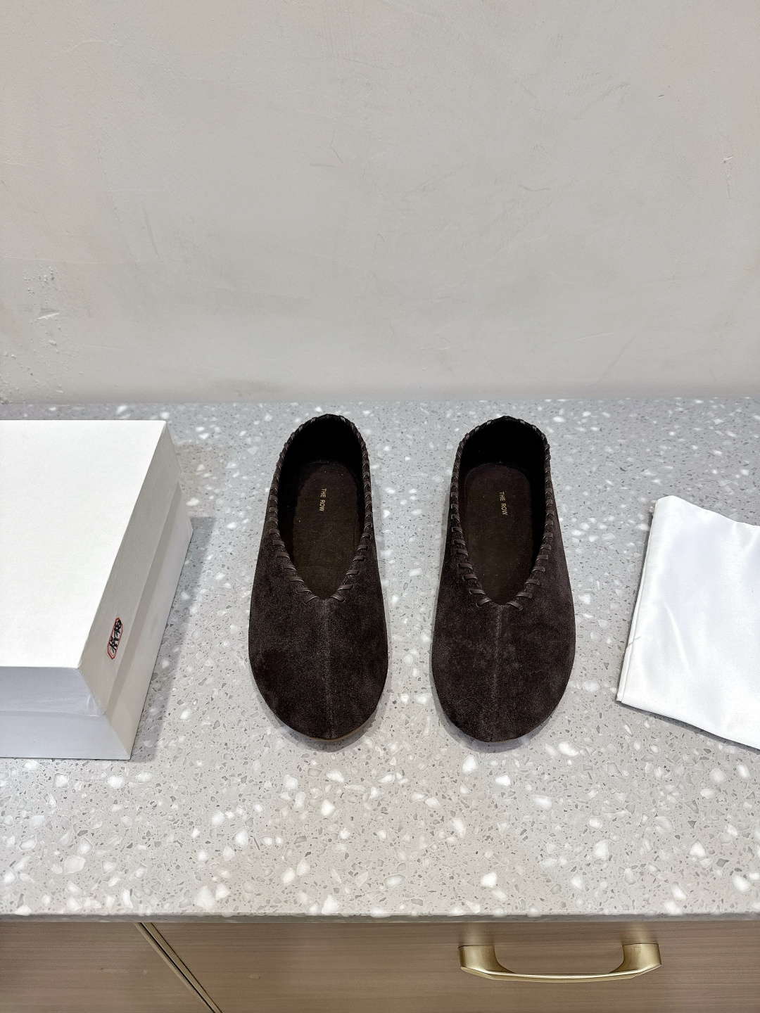 NO:478739,The row niche trendy brand 25ss autumn and winter new minimalist round toe ballet single shoes The Row's new season's design continues minimalism New Canal flat shoes The cloud-like soft shoe body combines high-quality texture and ease of wear. The shoe shape still uses the simplest tones and tailoring to create the most advanced texture. Elegant and comfortable upper is made of original imported suede, inner foot pad sheepskin, original custom rubber outsole, Size35-41 (40.41 custom made, non-return), loafers, flats, sheepskin, chamois leather19860909The row 小众潮牌 25ss秋冬新款 极简圆头 芭蕾舞 单鞋 The Row新一季的设计延续极简主义 新款 Canal一脚蹬平底鞋 云朵般柔软的鞋体 兼具优质质感与易穿性 鞋型上依旧用最简洁的色调和剪裁做出最高级的质感 优雅舒适 鞋面采用原版进口麂皮 内里垫脚羊皮 鞋底原版定制橡胶大底 Size35-41（40.41 订做不退换）,乐福鞋,loafers,flats,sheepskin,chamois leather,Women's Shoes