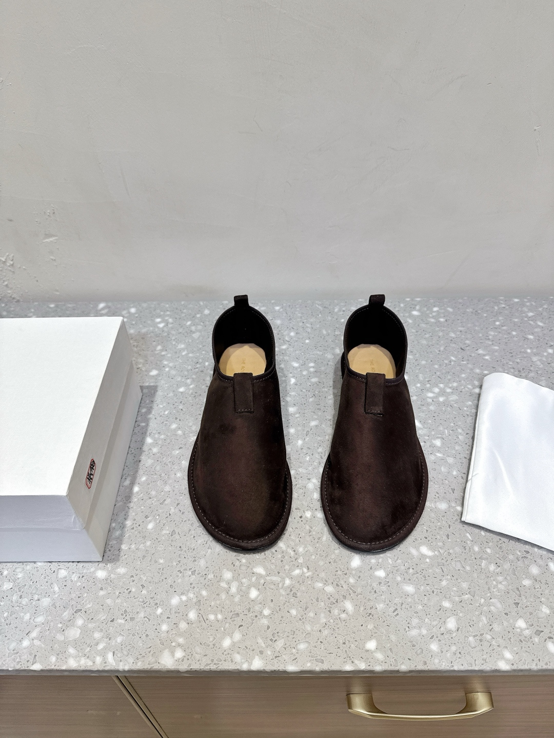 NO:478745,The Row niche trendy brand 25ss autumn and winter new style minimalist style, reverse velvet leather, one-step loafers This is a brand that uses the best materials to make minimalist style. It has gained a large number of fans with great care. It is light, free and not heavy, soft and comfortable!  The classic commuter loafers~ It seems simple and the craftsmanship is not simple at all. The upper is hand-sewn with mark lines, full and three-dimensional, not much or less, just right, the visual is very comfortable. The natural texture of the whole pair of shoes is natural and three-dimensional, round and loose, the key is very light, it is enjoyable to wear it, and it looks good with any clothes!  The fabric is made of original imported lycra composite silk, inner foot pad mixed-bred sheepskin, outsole, original custom Italian leather outsole Size35-40 (40 custom made without return), loafers, loafers, sheepskin, real silk, Leather soles19860909The Row 小众潮牌 25ss秋冬新款 极简风 反绒皮 一脚蹬 乐福鞋 这是一个用最好的材质来制作极简风的品牌,非常用心的工艺收获了一大波粉丝,轻盈自在不厚重,柔软舒适！ 经典通勤的乐福鞋～看似简约工艺确一点也不简单,鞋面手工缝制马克线,饱满立体,不多不少刚刚好,视觉及其舒服,整双鞋子天然生成的纹理自然而又立体,圆润宽松,关键很轻,上脚是享受,搭配任何衣服都好看！ 面料采用原版进口莱卡复合真丝 内里垫脚混种羊皮 大底原版定制意大利真皮大底 Size35-40（40 订做不退换）,乐福鞋,loafers,sheepskin,real silk,Leather soles,Women's Shoes