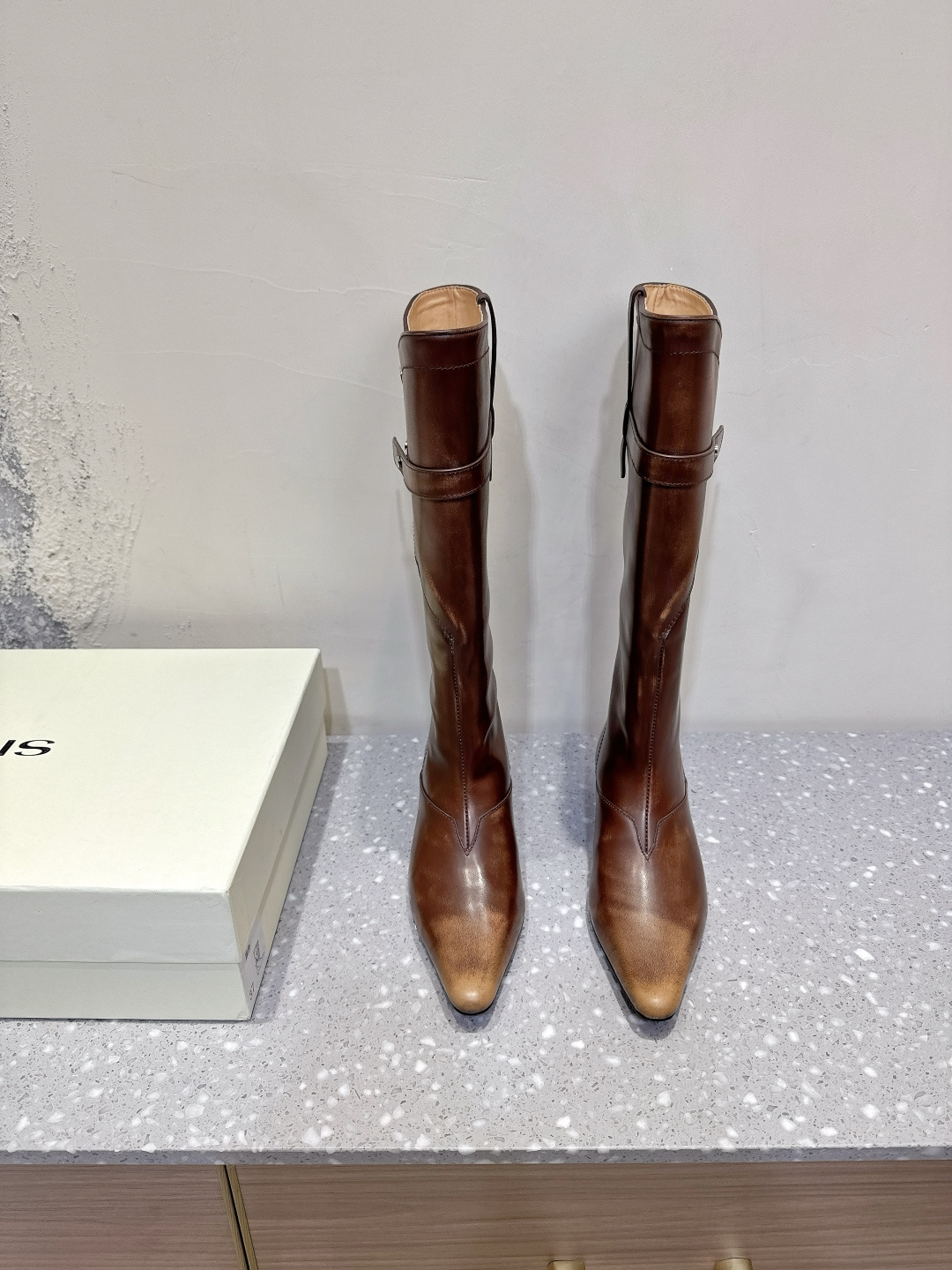 NO:478779,ORINOUS niche trendy brand 25ss autumn and winter new style pointed toe retro v-shaped buckle ancient stacked boots that make people unforgettable. Lazy and fashionable, wear beautiful shoes together in spring and summer. The trendsetter is yourself. In addition to the appearance, the foot feel is really great. The colors of spring and summer are also full of enthusiasm and vitality. It is especially suitable for us in the city. In the era of heavy pressure, the switching of different identities and roles every day through comfort and color. The upper uses original imported Niujing/Cowhide, inner foot pad sheepskin, original customized rubber sole Size35-39 (40 custom made without return or exchange), boots, boots, cowhide, sheepskin19860909ORINOUS 小众潮牌 25ss秋冬新款 尖头 复古v字扣带 古堆叠 长靴 让人过目不忘 慵懒时髦,春夏一起穿漂亮的鞋子吧 弄潮儿就是你自己,除了颜值,脚感真的超棒,春夏的颜色也充满了热情和生生机,特别适合城市里的我们,重压时代下,通过舒适感和色彩对每天不同身份角色的切换 鞋面采用原版进口牛京/牛皮 内里垫脚羊皮 鞋底原版定制橡胶大底 Size35-39（40订做不退换）,靴子,boots,cowhide,sheepskin,Women's Shoes