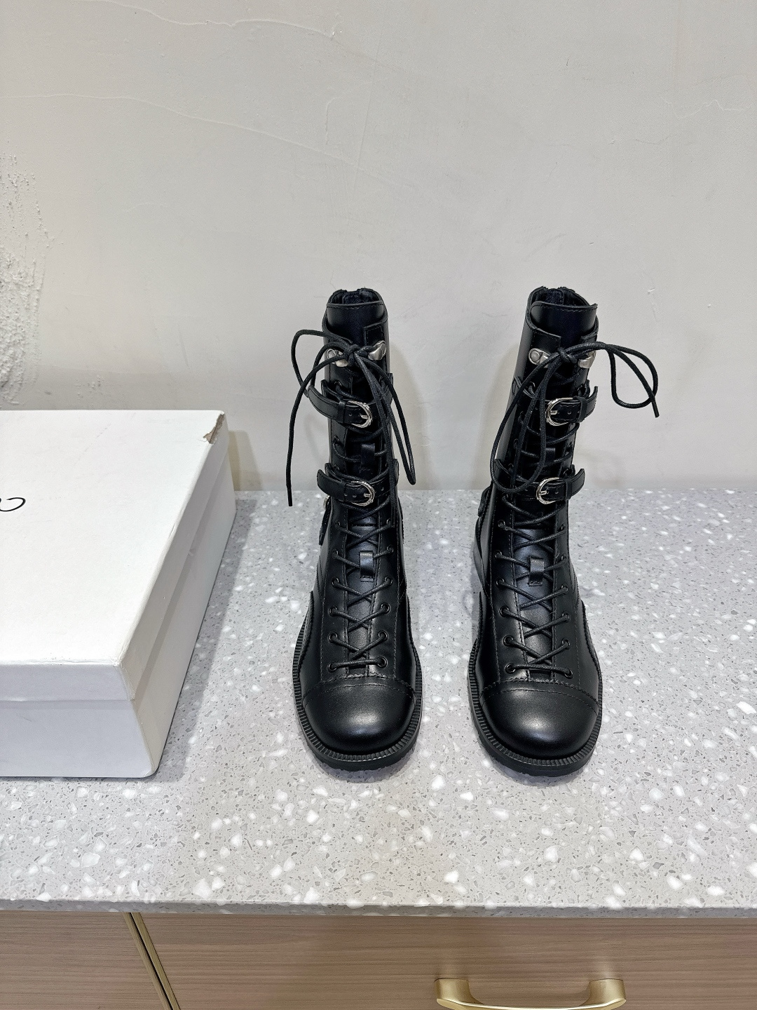 NO:478743,Cotemp niche trendy brand 25ss autumn and winter new style lace-up short boots are so easy to wear!  Maverick Engineer Boots Pinecone Adventure and Softness, outdoor freedom and retro coexist. Calfskin present a natural texture, the fabric is made of original imported calfskin, inner footbed cowhide, original custom Italian leather sole Size35-40 (40 customization, no return or replacement), boots, boots, cowhide, Leather soles19860909Cotemp 小众潮牌 25ss秋冬新款 系带短靴 太好穿了！ Maverick 工程师短靴 Pinecone 冒险与柔软结合,户外的自由与复古并存 小牛皮的呈现天然质感, 面料采用原版进口小牛皮 内里垫脚牛皮 鞋底原版定制意大利真皮大底 Size35-40（40定制不退不换）,靴子,boots,cowhide,Leather soles,Women's Shoes