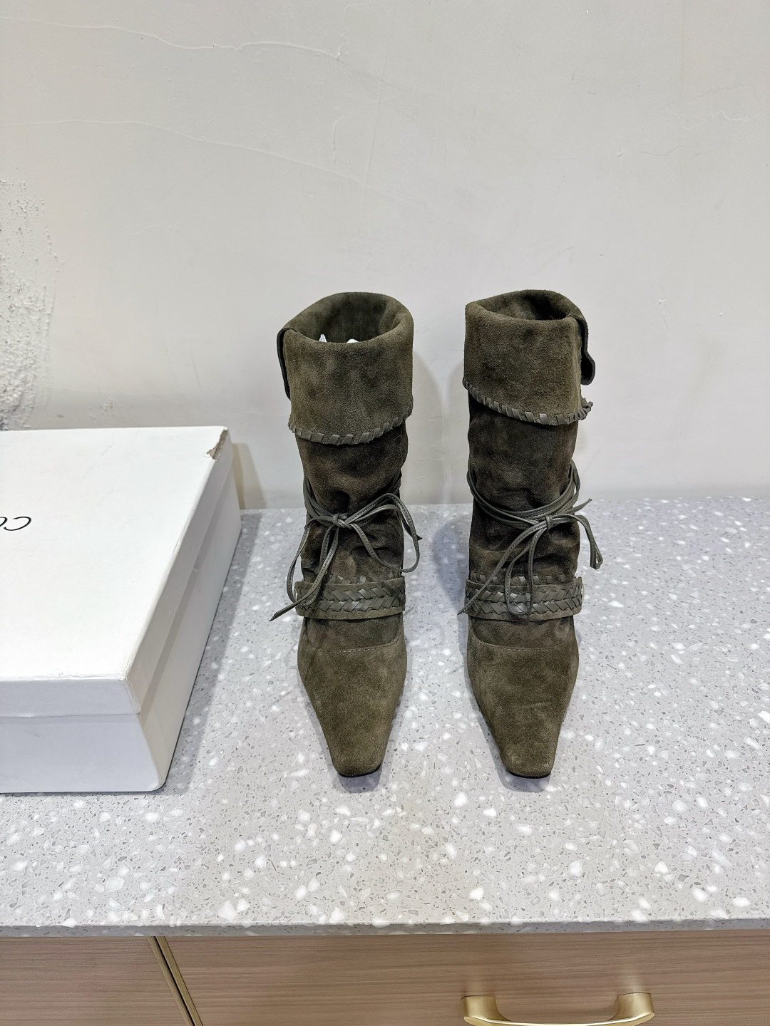 NO:478748,Cello Sonata niche trendy brand 25ss autumn and winter new style pointed toe herdsman style ancient stacked middle boots are unforgettable. Lazy and fashionable, wear beautiful shoes together in spring and summer. Trendy ones are yourself. In addition to their appearance, the foot feel is really great. The colors of spring and summer are also full of enthusiasm and vitality. They are especially suitable for us in the city. In the era of heavy pressure, the switching of different identities and roles every day through comfort and color. The upper uses original imported Niujing inner foot pad sheepskin. Heel height 5.5cm. Sole original customized rubber sole. Size35-39 (40 custom made without return). Boots, boots, sheepskin19860909Cello Sonata 小众潮牌 25ss秋冬新款 尖头 牧民风 古堆叠 中靴 让人过目不忘 慵懒时髦,春夏一起穿漂亮的鞋子吧 弄潮儿就是你自己,除了颜值,脚感真的超棒,春夏的颜色也充满了热情和生生机,特别适合城市里的我们,重压时代下,通过舒适感和色彩对每天不同身份角色的切换 鞋面采用原版进口牛京 内里垫脚羊皮 跟高5.5cm 鞋底原版定制橡胶大底 Size35-39（40订做不退换）,靴子,boots,sheepskin,Women's Shoes