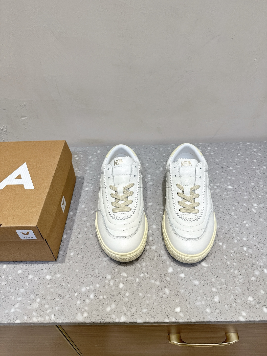 NO:491240,VEJA niche trendy brand new German training shoes rampage shoes comfort is self-evident!  VEJA French niche brand!  Korean Oni and Oppa are worn by too many celebrities. Such small white shoes with literary atmosphere are really suitable for wearing this season!  Baidu, many people recommend this brand!  It can be seen how popular this brand is now!  Its brand philosophy is really great!  Their raw materials come from natural rubber from the Brazilian Amazon rainforest, and are provided by about 60 local home workshops; they use non-GMO, pesticide-free organic cotton from northeastern Brazil; plants extract tanned leather, which avoids the pollution of heavy metals to the water. So the feet feel very breathable!  All the materials you come into contact with are pure natural!  That's it!  Upper silk cowhide, tender sheepskin inner foot pads, high elastic latex insole, outsole, rubber outsole, Size35-40 (40 custom made, no return or exchange), casual shoes/sports shoes, sneakers, cowhide, sheepskin19860909VEJA 小众潮牌 新款德训鞋 暴走鞋 舒适度不言而喻！ VEJA 法国小众品牌！韩国欧尼,欧巴太多明星穿了,这样一款带有文艺气息的小白鞋,真心适合这个季节穿！ 百度了下,好多人安利这个牌子！可见这个牌子现在的火爆程度！它的品牌理念真的非常棒！他们的原材料来自于巴西亚马逊雨林的天然橡胶,由当地大概 60 多个家庭作坊提供;采用来自巴西东北部的非转基因、没有农药的有机棉花;植物提取鞣制皮革,而避免了重金属对水的污染.所以脚感非常透气！你皮肤接触到的材料全部都是纯天然的！就是这么赞！ 鞋面丝绸牛皮 嫩里羊皮内里 垫脚活动高弹力乳胶鞋垫 大底橡胶大底 Size35-40（40订做不退换）,休闲鞋/运动鞋,sneakers,cowhide,sheepskin,Women's Shoes