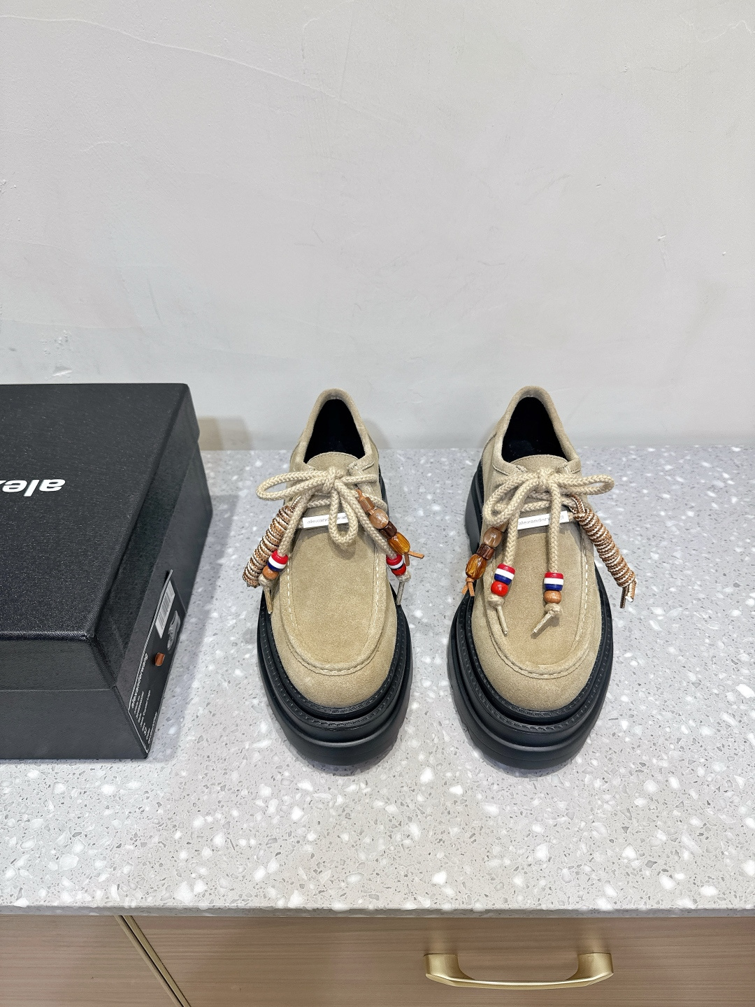 NO:478749,Alexander Wang 25ss autumn and winter new style thick-soled loafers are so amazing, the same loafers come from the pressure mountain king HaileyBieber shoes!  Compared with the previous old models and your home, the new model looks taller and slimmer. In addition to the classic black, there is also burgundy, which is both low-key and useless color matching. Paired with the iconic brand metal logo, plus the 7.5cm thick bottom design, you can easily have long legs!  The upper is made of original imported Niujing inner foot pad sheepskin original custom rubber sole Size35-39 (40 customization without return or exchange), loafers, alexander wang, loafers, sheepskin19860909Alexander Wang 大王 25ss秋冬新款 厚底 乐福鞋 好绝,同款乐福鞋来自压力山大王 HaileyBieber撞鞋！ 新款相比之前的老款和你家的显高显瘦,除了经典黑色外,还有酒红色,都是低调白搭的配色 搭配标志性的品牌金属徽标,加上7.5cm厚底设计轻松拥有大长腿！ 鞋面采用原版进口牛京 内里垫脚羊皮 鞋底原版定制橡胶大底 Size35-39（40定制不退换）,乐福鞋,alexander wang,loafers,sheepskin,Women's Shoes