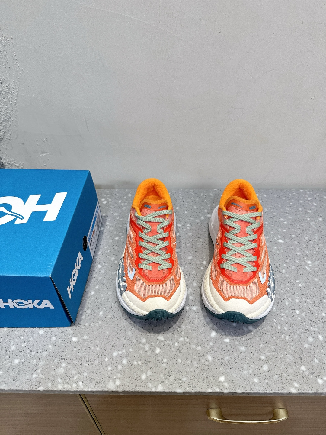 NO:482533,HOKA MAFATE X Shock Absorbing, Anti-slip, Wear-resistant Low-top Running Shoes!  We are always committed to providing all runners with newer and better running equipment. We adopt a micro-curved toe design, which is flexible in response and protects the toes; the upper is matched with simple colors to create a simple and neat appearance and outstanding foot feeling; the heel is treated with ankle curve, sole does not wear and wear; the sole is worn with rich anti-slip shading design, which can grip smoothly; this sole has thick, higher rebound, and better cushioning performance, bringing a more dynamic and stable experience to the feet!  Size35-40 (40 custom made without return or exchange), casual shoes/sports shoes, sneakers19860909HOKA MAFATE X 减震防滑耐磨 低帮 跑步鞋！始终致力于为所有跑者提供更新、更好的跑步装备. 釆用微翘式鞋头设计,响应灵活、保护脚趾；鞋面运用简洁的色彩进行搭配,缔造简洁利落外观和出众脚感；后跟做了贴合脚踝曲线处理,穿着不磨脚；鞋底耐磨材质搭配丰富的防滑底纹设计,可平稳抓地；此种鞋底厚、更高回弹、更好的缓冲性能,为双脚带来更具动感和稳定的体验！ Size35-40（40订做不退换）,休闲鞋/运动鞋,sneakers,Women's Shoes