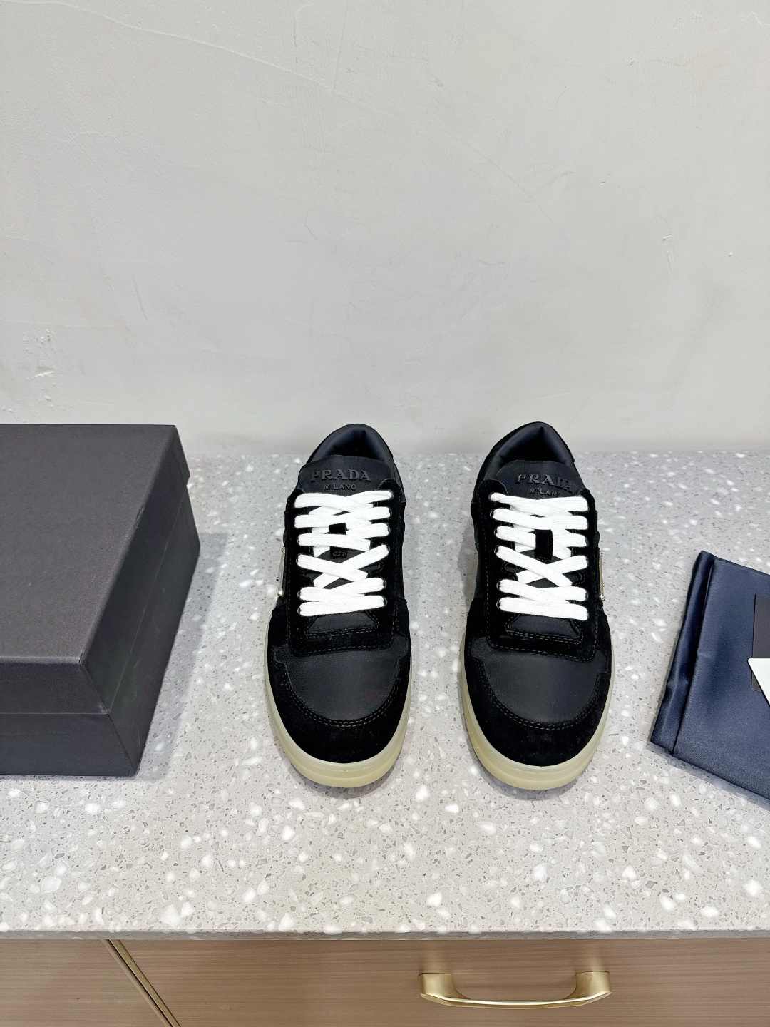 NO:482535,(Male models limited to men) Prada Prada 25ss autumn and winter new style, small white shoes, casual shoes, sports shoes, classic upgrades. This sneaker continues the long-lasting outline. It is carefully crafted from cowhide leather to enhance the style. The style is light and matched with a triangle buckle logo. It is suitable for all seasons. It can be matched with various casual styles. In an era when various styles are filled with the eyes, the one that can be matched for a long time. The one that captures people's hearts little by little is the small white shoes. The fabric is made of original imported suede, inner foot pad sheepskin, outsole custom TPU rubber sole Size39-45 (45 custom made without return or exchange), casual shoes/sports shoes, prada, prada, sneakers, cowhide, sheepskin, chamois leather19860909（限男款）Prada 普拉达 25ss秋冬新款 小白鞋 休闲鞋 运动鞋 经典升级 这款运动鞋延续经久不衰的轮廓 .采用牛皮革精心制作, 提升格调. 款式轻盈,搭配三角扣标志 四季皆宜,可与各式休闲造型搭配,在各种风格充斥眼球的时代 最能长久陪伴搭配的 一点一点俘获人心的当属小白鞋. 面料采用原版进口麂皮 内里垫脚羊皮 大底原版定制TPU橡胶大底 Size39-45（45订做不退换）,休闲鞋/运动鞋,prada,prada,sneakers,cowhide,sheepskin,chamois leather,Women's Shoes