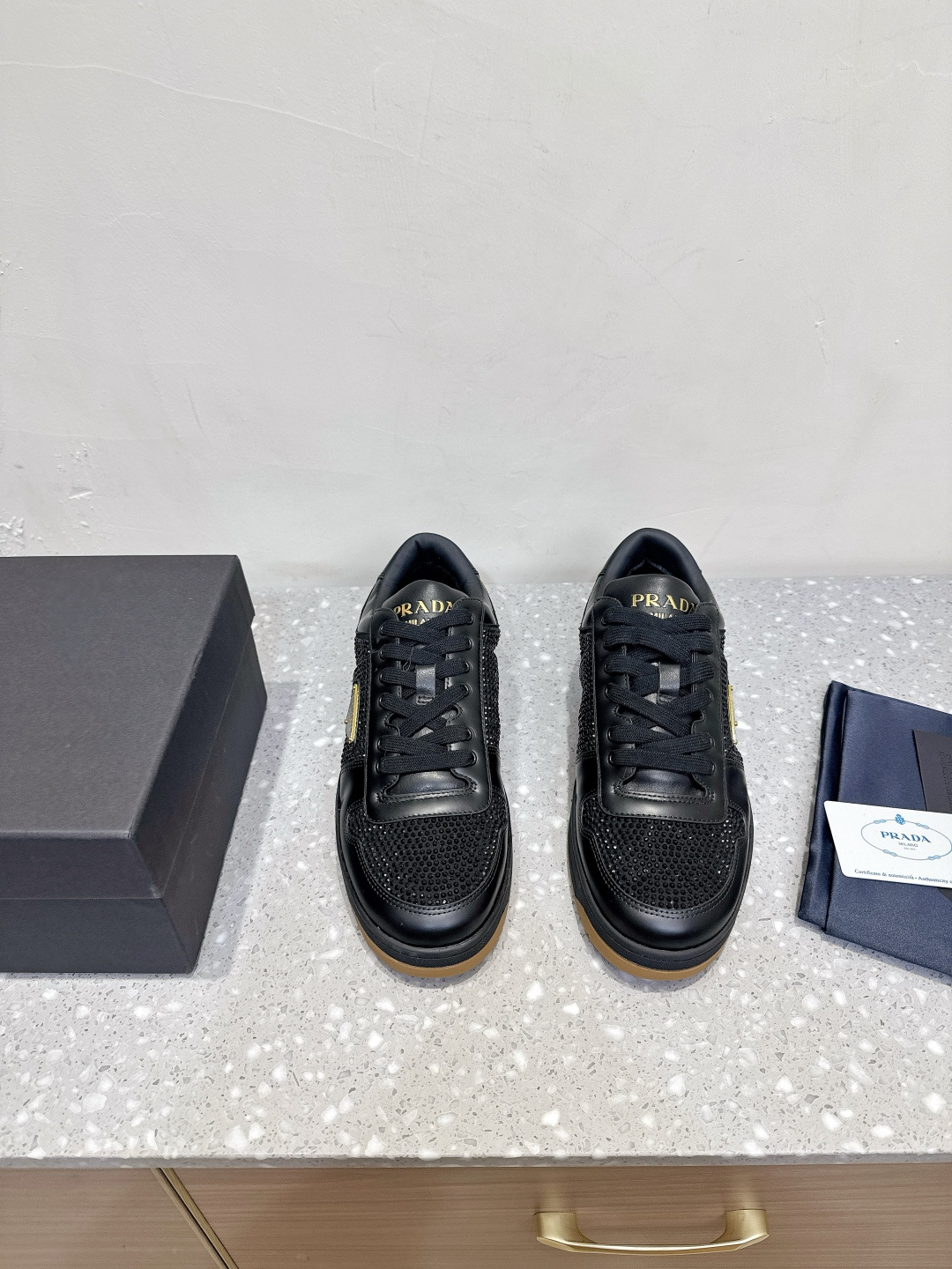 NO:482538,Prada 25ss autumn and winter new couple styles, white shoes, casual shoes, sneakers, classic upgrades, this sneaker continues the long-lasting outline. It is carefully crafted from cowhide leather to enhance the style. The style is light and matched with a triangle buckle logo. It is suitable for all seasons. It can be matched with various casual styles. In an era where various styles are filled with the eyes, the one that can be matched for a long time is the one that captures people's hearts little by little. The fabric is made of original imported suede, inner foot pad sheepskin, outsole custom TPU rubber sole Size women's 35-41 (40 41 custom-made non-return and exchange) Men's 39-45 (45 custom-made non-return and exchange), casual shoes/sports shoes, prada, prada, sneakers, cowhide, sheepskin, chamois leather19860909Prada 普拉达 25ss秋冬新款 情侣款 小白鞋 休闲鞋 运动鞋 经典升级 这款运动鞋延续经久不衰的轮廓 .采用牛皮革精心制作, 提升格调. 款式轻盈,搭配三角扣标志 四季皆宜,可与各式休闲造型搭配,在各种风格充斥眼球的时代 最能长久陪伴搭配的 一点一点俘获人心的当属小白鞋. 面料采用原版进口麂皮 内里垫脚羊皮 大底原版定制TPU橡胶大底 Size女35-41（40 41订做不退换） 男39-45（45订做不退换）,休闲鞋/运动鞋,prada,prada,sneakers,cowhide,sheepskin,chamois leather,Women's Shoes