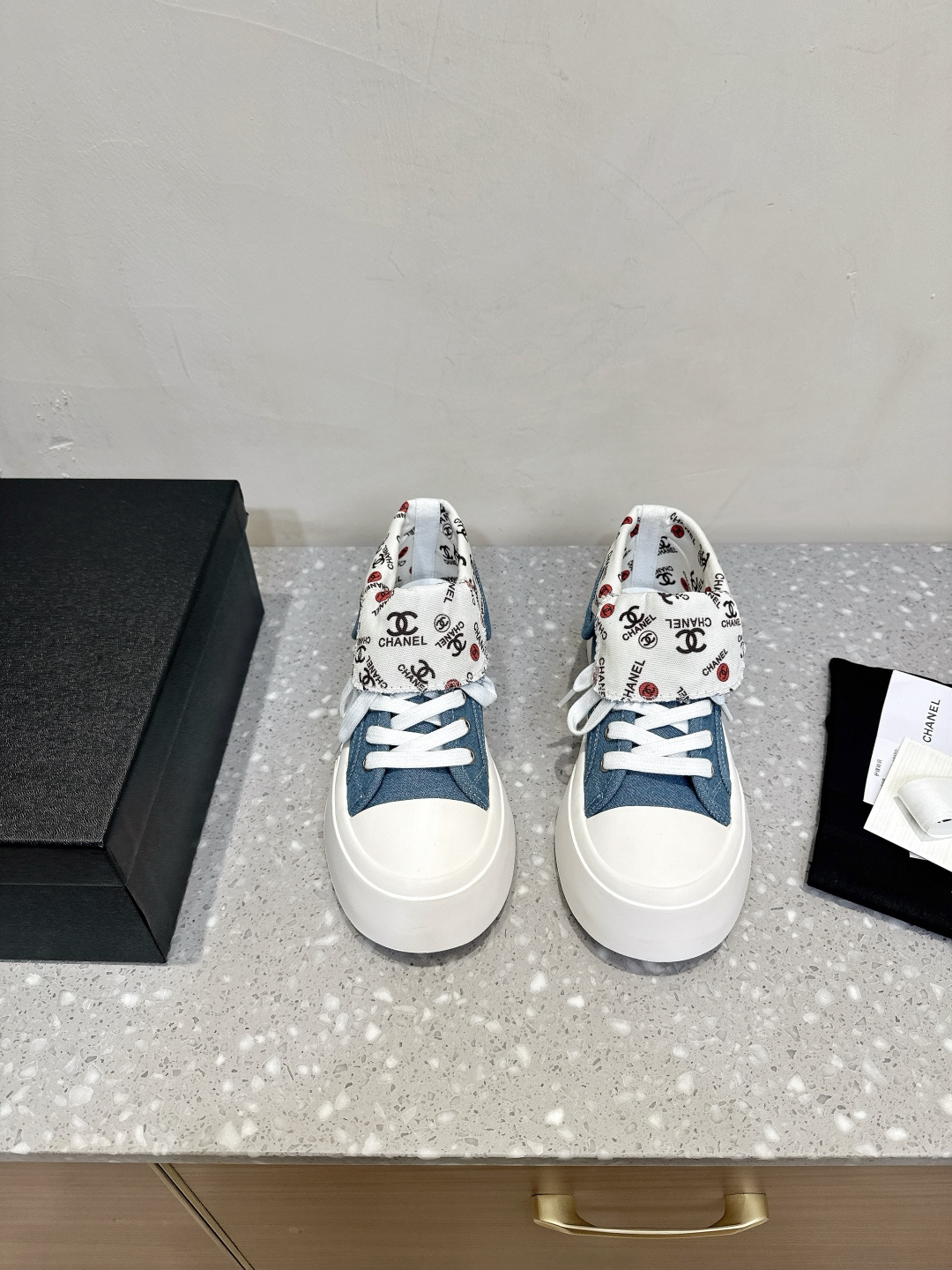 NO:482541,Chanel Xiaoxiang 25ss autumn and winter new style casual shoes biscuit shoes currently super popular cookie shoes. Internet celebrity star Xiaohongshu is chasing hotly. The silly cute and cute look is released with a bit of retro flavor!  Special shape, very recognizable, slimming and long legs, absolutely powerful, comfortable to wear, high appearance and comfortable. I must recommend it to everyone. The main feature of this year's series is minimalist. The fabric uses original imported canvas. Inner footbed 5D printed canvas LOGO. Outsole original customized high elastic rubber sponge cake outsole Size35-41 (40.41 size customized without return or exchange), casual shoes/sports shoes, chanel, sneakers19860909Chanel 小香 25ss秋冬新款 休闲鞋 饼干鞋 目前超级流行的饼干鞋 网红明星小红书狂追热推 发售蠢萌可爱的造型带了点复古味！ 造型特殊,很有辨识度, 显瘦显腿长,绝对实力派,穿上也很舒服,高颜值 舒适 一定要推荐给大家,今年系列的主打, 极简的风格 面料采用原版进口帆布 内里垫脚5D打印帆布LOGO 大底原版定制高弹橡胶松糕大底 Size35-41（40.41码订做不退换),休闲鞋/运动鞋,chanel,sneakers,Women's Shoes