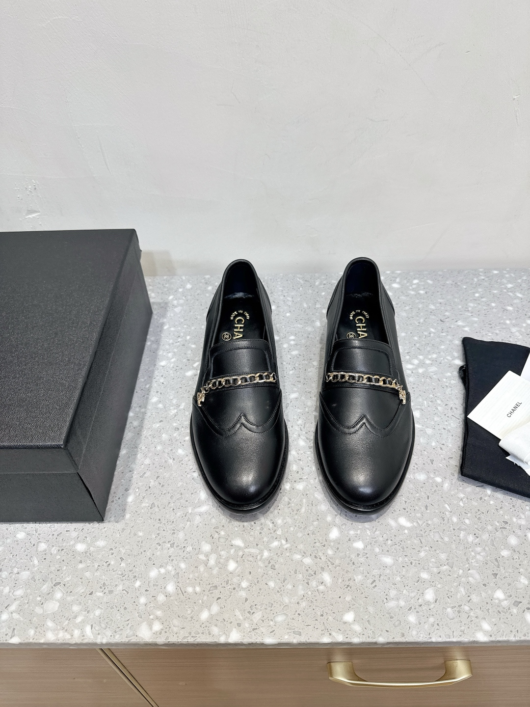 NO:482553,Chanel Xiaoxiang 25ss new model Xiaoxiang buckle semi-convey loafers must-have hot products for autumn and winter Xiangjia. Goddess series, with the elegant and famous temperament of Xiangjia, super durable, irresistible, heart-wrenching... The upper is made of original imported calfskin / original mold opening five, inner foot pad mixed breed sheepskin, outsole original custom Italian leather outsole Size35-39 (40.41.42 Customized non-return and exchange), loafers, chanel, chanel, loafers, cowhide, sheepskin, Leather soles19860909Chanel 小香 25ss新款 小香扣 半拖 乐福鞋 秋冬香家必备爆款 女神系列,拥有香家特色优雅名媛气质,超级耐看,让人无法抗拒,心动ing…… 鞋面采用原版进口小牛皮 /原版开模五 内里垫脚混种羊皮 大底原版定制意大利真皮大底 Size35-39（40.41.42 定做不退换）,乐福鞋,chanel,chanel,loafers,cowhide,sheepskin,Leather soles,Women's Shoes
