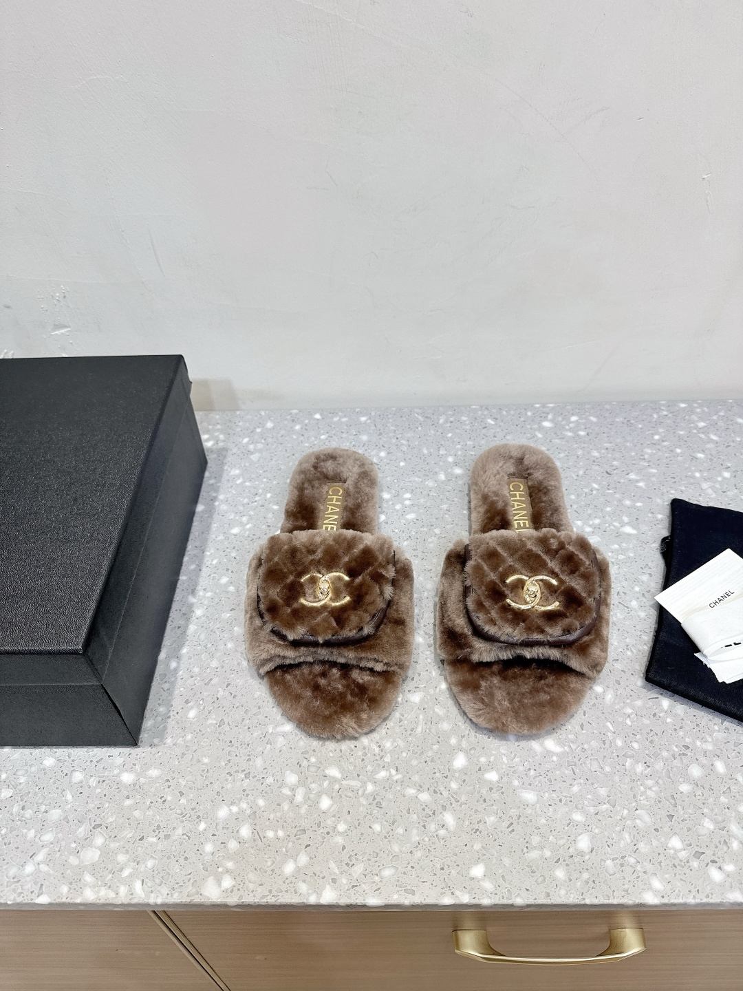 NO:488874,Chanel Xiaoxiang 25ss autumn and winter new style, double C fur slippers This fur slipper is really cute~ Soft and fluffy fur, comfortable and warm feet! Increase height to make your legs look longer! Fall and winter socks are casual and lazy. The feet are really beautiful and fashionable! Beautiful and beautiful! The upper uses original imported wool, inner foot pad wool, original customized Italian leather sole, Size35-39 (40.41 custom-made without return and exchange), fur shoes, chanel, slippers, Leather soles, socks19860909Chanel 小香 25ss秋冬新款 双C 毛毛拖鞋 这款毛拖真的是真太可爱了～ 柔软蓬松的毛毛,舒服暖脚! 增高显腿长! 秋冬搭配袜子休闲又慵懒 上脚真的好看又时髦!美腻美爆了! 鞋面采用原版进口进口羊毛 内里垫脚羊毛 鞋底原版定制意大利真皮大底 Size35-39（40.41定制不退换）,毛毛鞋拖鞋,chanel,slippers,Leather soles,socks,Women's Shoes