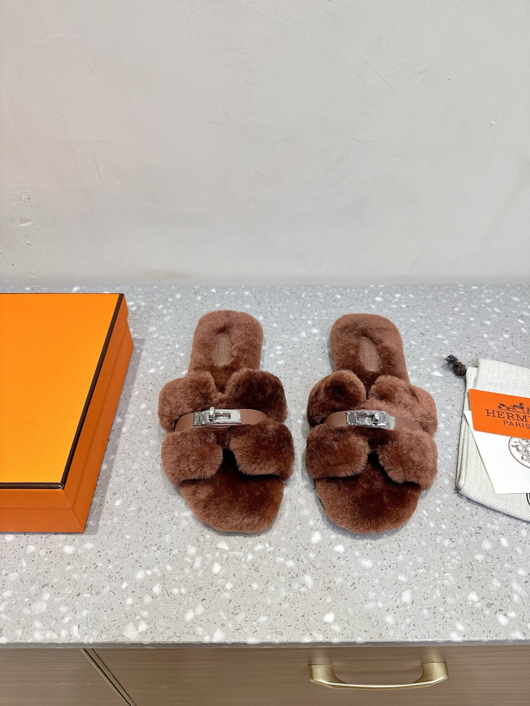 NO:488881,(Dongguan goods) (with an official airplane box) Hermes 25ss autumn and winter new style Kell buckle flat sole wool rubbing suitable for daily home or in some relaxing occasions. This slipper style is simple but not without fashion, both practical and fashionable. The overall style is made of wool, which looks very soft and fluffy, not only gives people a warm and comfortable feeling visually, but also provides an excellent skin-friendly experience when wearing it, especially suitable for wearing in cooler seasons or when you want to create a warm atmosphere. The upper is made of original imported wool, inner footbed wool, original custom Italian A-grade double-layer leather outsole, size 35-39 (40.41.42 custom-made without return and exchange), fur shoes, hermes, hermes, slippers, Leather soles19860909（东莞货）（配官网飞机盒） Hermes 爱马仕 25ss秋冬新款 Kell扣 平底 毛毛拖 适合日常居家或者在一些轻松的场合穿着.这种拖鞋款式简约却又不失时尚感,兼具实用性与时尚度. 整体采用了羊毛材质,看起来非常柔软蓬松,不仅在视觉上给人一种温暖舒适的感觉 实际穿着时也能提供极佳的亲肤体验,尤其适合在较凉爽的季节或者想要营造温暖氛围感的时候穿着. 鞋面采用原版进口羊毛 内里垫脚羊毛 鞋底原版定制意大利A级双层真皮大底 码数35-39（40.41.42定做不退换）,毛毛鞋拖鞋,hermes,hermes,slippers,Leather soles,Women's Shoes