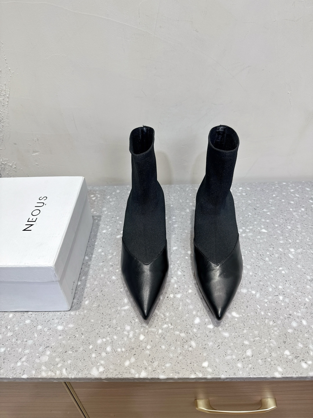 NO:488860,NEOUS niche trendy brand 25ss autumn and winter new style retro pointed toe cat heel elastic boots When the neat pointed toe meets the agile cat heel design, this pair of boots has become an 'invisible weapon' for elegant outfits in autumn and winter, making every step come with a delicate aura. Selected high-elastic knitted fabric, full of texture, like the second layer of skin, fits the curve of the ankle and calf, neat pointed toe design extends the vision vertically, the upper is made of original imported knitted/cowhide, inner foot pad sheepskin, soles are original customized imported Italian leather sole size35-39 (40.41 custom-made without return and exchange), boots, boots, cowhide, sheepskin, Leather soles19860909NEOUS 小众潮牌 25ss秋冬新款 复古尖头 猫跟 弹力靴 当利落尖头遇上灵动猫跟设计 这双靴便成了秋冬优雅穿搭的“隐形利器” 让每一步都自带精致气场. 精选高弹针织面料 质感满满 如第二层肌肤般贴合脚踝与小腿曲线 利落尖头设计纵向延伸视觉 鞋面采用原版进口针织/牛皮 内里垫脚羊皮 鞋底原版定制意大利进口真皮大底 size35-39（40.41定制不退换）,靴子,boots,cowhide,sheepskin,Leather soles,Women's Shoes