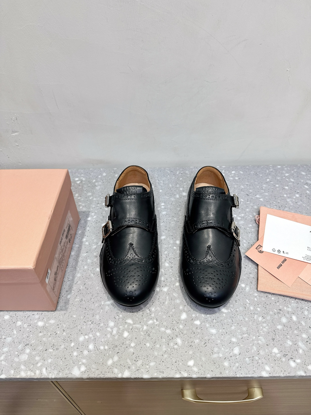 NO:488867,Miumiu 25ss autumn and winter new suede Mary Jane small leather shoes loafers Miumiu new deck shoes are too design-like, full of autumn and winter atmosphere, comfortable and fashionable, autumn and winter new suede pedal playful lace-up tassels, retro dry color system, grinding design of inner inner hair makes the wear experience more high. The fabric is made of original imported cowhide cowhide, inner foot pad sheepskin, outsole original custom rubber sole Size35-39 (40.41 custom-made without return and exchange), Mary Jane, miumiu, loafers, mary jane, cowhide, sheepskin, chamois leather19860909Miumiu 缪缪 25ss秋冬新款 麂皮 玛丽珍 小皮鞋 乐福鞋 miumiu家新款deck shoes也太有设计感了吧,秋冬氛围感拉满 舒适又时尚,秋冬新款麂皮一脚蹬 俏皮的系带流苏,复古的干异色系 内里磨毛的设计让穿着体验度更加高涨 面料采用原版进口擦色牛皮 内里垫脚羊皮 大底原版定制橡胶大底 Size35-39（40.41定制不退换）,玛丽珍,miumiu,loafers,mary jane,cowhide,sheepskin,chamois leather,Women's Shoes