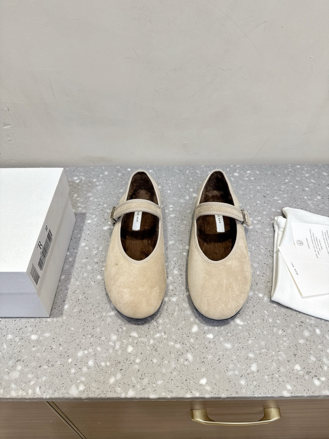 NO:497804,The row niche trendy brand 25ss autumn and winter new style minimalist round toe ballet single shoes The Row's new season's design continues minimalism New style Canal flat shoes with cloud-like soft shoes, combining high-quality texture and ease of wear. The shoe shape is still made of the simplest tones and tailoring. Elegant and comfortable. The upper uses original imported suede shoes, inner insole wool, soles original customized Italian leather outsole Size35-41 (40.41 custom made without return), fur shoes, flats, chamois leather, Leather soles19860909The row 小众潮牌 25ss秋冬新款 极简圆头 芭蕾舞 单鞋 The Row新一季的设计延续极简主义 新款 Canal一脚蹬平底鞋 云朵般柔软的鞋体 兼具优质质感与易穿性 鞋型上依旧用最简洁的色调和剪裁做出最高级的质感 优雅舒适 鞋面采用原版进口麂皮鞋 内里鞋垫羊毛 鞋底原版定制意大利真皮大底 Size35-41（40.41 订做不退换）,毛毛鞋,flats,chamois leather,Leather soles,Women's Shoes