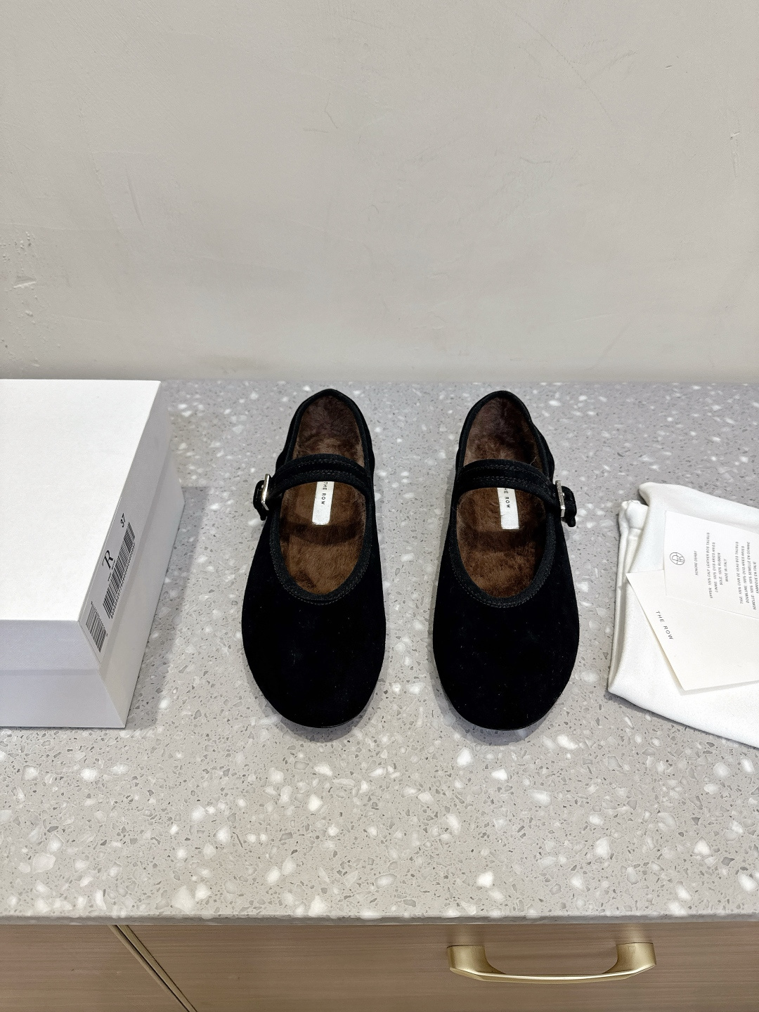 NO:488831,The row niche trendy brand 25ss autumn and winter new style minimalist round toe ballet single shoes The Row's new season's design continues minimalism New style Canal flat shoes with cloud-like soft shoes, combining high-quality texture and ease of wear, the shoe shape is still made of the simplest tones and tailoring, elegant and comfortable upper is made of original imported suede shoes, inner insole wool, soles original customized Italian leather outsole Size35-41 (40.41 custom made without return), ballet shoes, flats, chamois leather, Leather soles19860909The row 小众潮牌 25ss秋冬新款 极简圆头 芭蕾舞 单鞋 The Row新一季的设计延续极简主义 新款 Canal一脚蹬平底鞋 云朵般柔软的鞋体 兼具优质质感与易穿性 鞋型上依旧用最简洁的色调和剪裁做出最高级的质感 优雅舒适 鞋面采用原版进口麂皮鞋 内里鞋垫羊毛 鞋底原版定制意大利真皮大底 Size35-41（40.41 订做不退换）,芭蕾舞鞋,flats,chamois leather,Leather soles,Women's Shoes