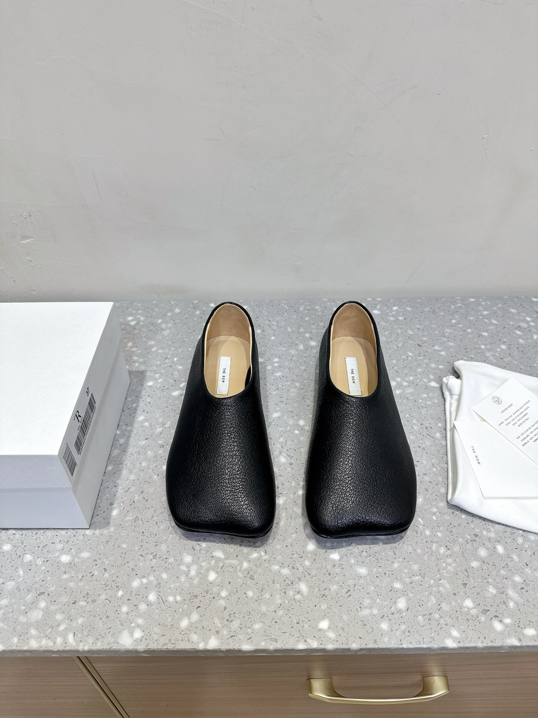 NO:497850,The Row niche trendy brand 25ss autumn and winter new style minimalist style apple head one foot deep mouth single shoes This is a brand that uses the best materials to make minimalist style. It has gained a large number of fans with great care. It is light, free and heavy, soft and comfortable!  The classic commuter loafers~ It seems simple and the craftsmanship is not simple at all. The upper is hand-sewn with mark lines, full and three-dimensional, not much or less, just right, the visual is very comfortable. The natural texture of the whole pair of shoes is natural and three-dimensional, round and loose, the key is very light, it is enjoyable to wear it, and it looks good with any clothes!  The fabric is made of original imported calfskin, inner foot pads imported full grain mixed breed sheepskin, outsole, original customized Italian leather outsole Size35-41 (40 41 custom made without return), single shoes, loafers, cowhide, sheepskin, Leather soles19860909The Row 小众潮牌 25ss秋冬新款 极简风 苹果头 一脚蹬 深口单鞋 这是一个用最好的材质来制作极简风的品牌,非常用心的工艺收获了一大波粉丝,轻盈自在不厚重,柔软舒适！ 经典通勤的乐福鞋～看似简约工艺确一点也不简单,鞋面手工缝制马克线,饱满立体,不多不少刚刚好,视觉及其舒服,整双鞋子天然生成的纹理自然而又立体,圆润宽松,关键很轻,上脚是享受,搭配任何衣服都好看！ 面料采用原版进口小牛皮  内里垫脚进口全粒面混种羊皮 大底原版定制意大利真皮大底 Size35-41（40 41 订做不退换）,单鞋,loafers,cowhide,sheepskin,Leather soles,Women's Shoes