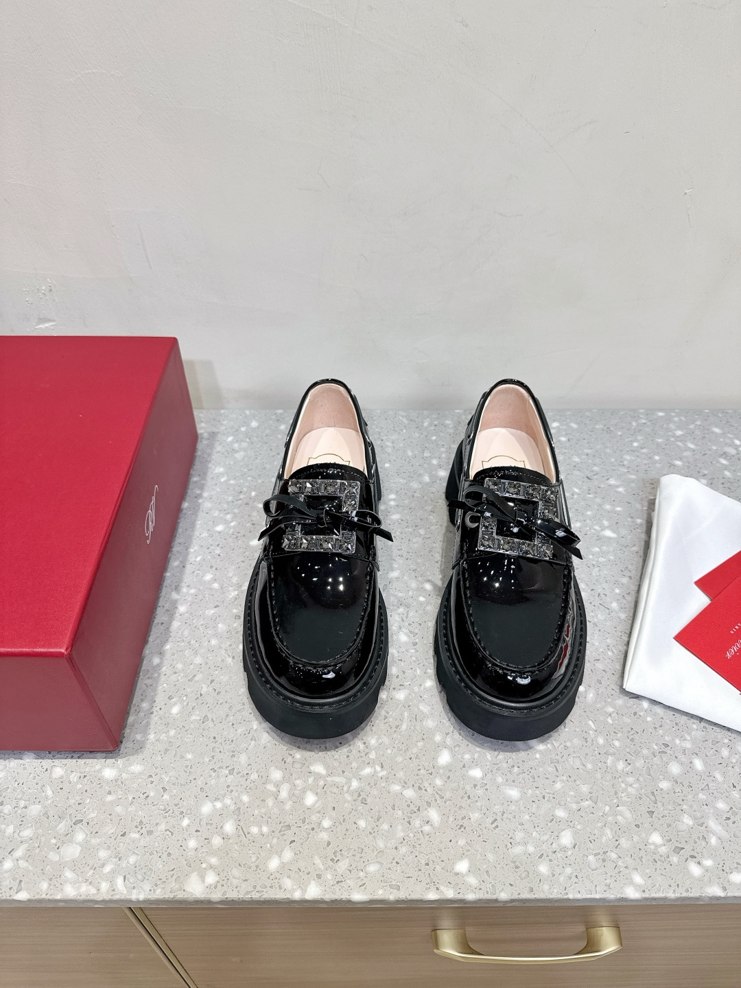 NO:488883,Roger Vivier 25ss autumn and winter new style, thick sole, loafers, all in stock~ padded thick sole ankle boots are handsome and stylish. The zigzag sole has strong grip, ensuring steady steps. The upper is made of original imported cowhide/paper leather/original buckle, inner foot pad sheepskin, original custom rubber foam sole, Size35-40 (40 custom made without return or exchange), loafers, roger vivier, loafers, boots, cowhide, sheepskin19860909Roger Vivier 25ss秋冬新款 厚底 乐福鞋 都到现货了～带衬垫厚底踝靴帅气有型 锯齿形鞋底拥有强大的抓地力,确保步履稳健. 鞋面采用原版进口牛皮/漆皮/原版扣 内里垫脚羊皮 鞋底原版定制橡胶发泡大底 Size35-40（40定做不退换）,乐福鞋,roger vivier,loafers,boots,cowhide,sheepskin,Women's Shoes