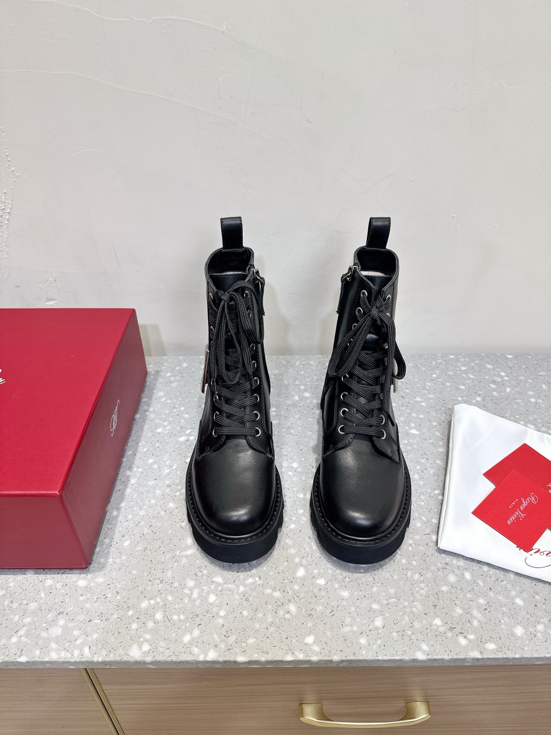 NO:488864,Cowhirl Roger Vivier 25ss autumn and winter new style, thick sole, lace-up Martin boots are all in stock~ padded thick sole ankle boots are handsome and stylish. The zigzag sole has strong grip, ensuring steady steps. The upper is made of original imported cowhide/paper leather/original buckle, inner foot pad sheepskin original custom rubber foam sole Size35-40 (40 custom made without return and exchange), boots, roger vivier, boots, cowhide, sheepskin19860909牛皮Roger Vivier 25ss秋冬新款 厚底 系带 马丁靴 都到现货了～带衬垫厚底踝靴帅气有型 锯齿形鞋底拥有强大的抓地力,确保步履稳健. 鞋面采用原版进口牛皮/漆皮/原版扣 内里垫脚羊皮 鞋底原版定制橡胶发泡大底 Size35-40（40定做不退换）,靴子,roger vivier,boots,cowhide,sheepskin,Women's Shoes