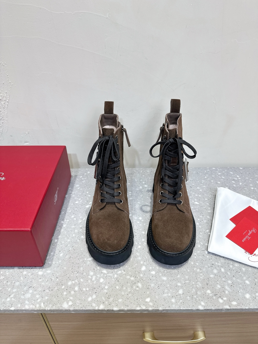 NO:488871,Roger Vivier 25ss autumn and winter new style, thick sole, lace-up Martin boots are all in stock~ padded thick sole ankle boots are handsome and stylish. The zigzag sole has strong grip, ensuring steady steps. The upper is made of original imported cowhide/paper leather/original buckle, inner foot pad sheepskin original custom rubber foam sole Size35-40 (40 custom made without return), boots, roger vivier, boots, cowhide, sheepskin19860909牛反绒Roger Vivier 25ss秋冬新款 厚底 系带 马丁靴 都到现货了～带衬垫厚底踝靴帅气有型 锯齿形鞋底拥有强大的抓地力,确保步履稳健. 鞋面采用原版进口牛皮/漆皮/原版扣 内里垫脚羊皮 鞋底原版定制橡胶发泡大底 Size35-40（40定做不退换）,靴子,roger vivier,boots,cowhide,sheepskin,Women's Shoes