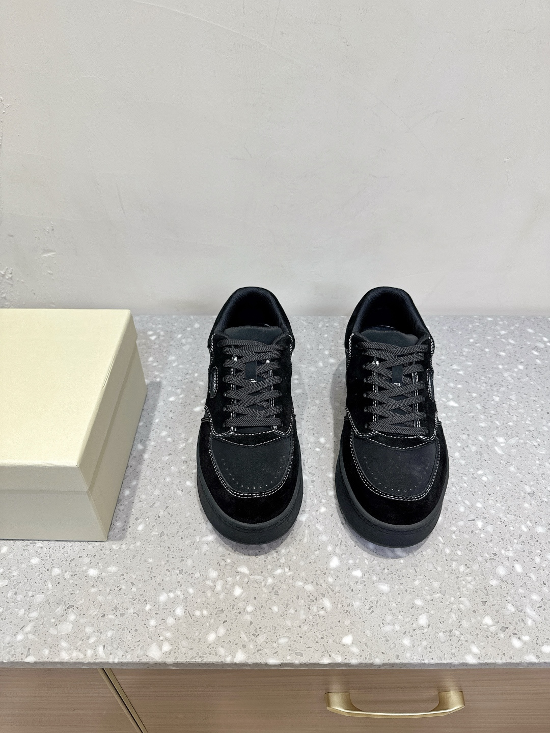 NO:488845,Unfolio niche trend brand 25ss autumn and winter new style, thick sole, board shoes, casual shoes, retro walk Avery light retro walk shoes, with a 4.5cm thick sole as the core, reinterpreting the classic from a light perspective. Refined lines, optimized proportions, harmonize retro charm and contemporary experience. Break the boundaries between scenes and crowds. Whether it is seasonal changes, commuting, walking or vacation occasions, simple or layered outfits can naturally blend together, becoming an unlimited daily companion. The upper is made of original imported calfskin/matte leather/beef suede, inner footbed breathable sponge, original customized rubber outsole, Size35-40 (40 custom made without return), single shoes, cowhide, chamois leather19860909Unfolio 小众潮牌 25ss秋冬新款 厚底 板鞋 休闲鞋 复古漫步Avery 轻复古漫步鞋,以4.5cm厚底为核心,以轻盈视角重新演绎经典. 精炼线条、优化比例、调和复古韵味与当代体验.打破场景与人群的边界. 无论四季更迭,通勤、漫步或度假场合,简约或层次穿搭,皆能自然相融,成为一个不设限的日常伙伴 鞋面采用原版进口小牛皮/磨砂皮/牛麂皮 内里垫脚透气海绵 鞋底原版定制橡胶大底 Size35-40（40订做不退换）,单鞋,cowhide,chamois leather,Women's Shoes