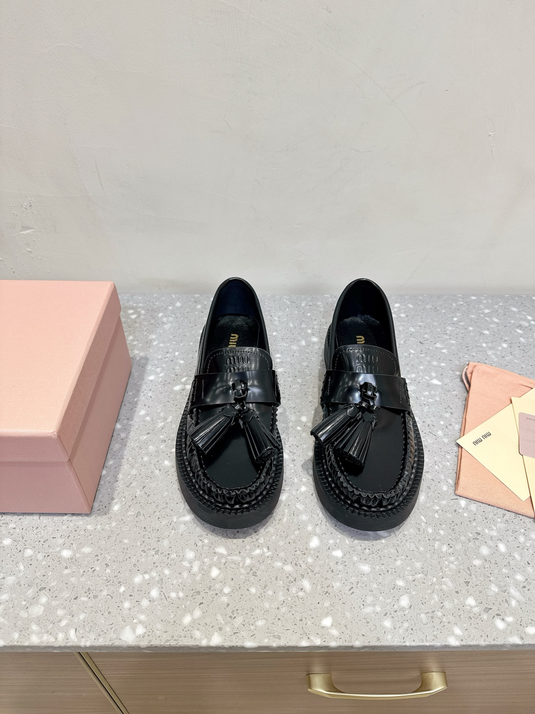 NO:488836,Miu Miu Miu 25ss autumn and winter new style tassel loafers This quarter’s miu is simply amazing. The entire series is starting to be launched one after another. The original series is purchased and developed. The upper is made of original imported cowhide. The inner footbed sheepskin. The sole is customized with rubber outsole. Size35-40 (40 custom made without return or exchange), loafers, miumiu, loafers, cowhide, sheepskin19860909Miu Miu 缪缪 25ss秋冬新款 流苏款 乐福鞋 这季度的miu简直都太绝了 全系列陆续开始上新 全系列原版购入开发 鞋面采用原版进口牛皮 内里垫脚羊皮 鞋底原版定制橡胶大底 Size35-40（40订做不退换）,乐福鞋,miumiu,loafers,cowhide,sheepskin,Women's Shoes