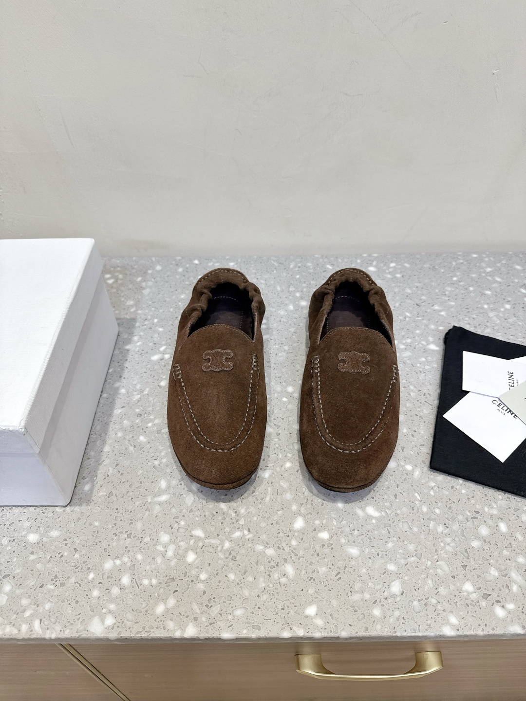 NO:488857,Celine 25ss autumn and winter new style, one-legged loafers, I must buy a pair of celine loafers this year, retro style classic style, super versatile, simple and atmospheric, classic one-legged design, simple and fashionable, combine gentle texture, and can be matched at will, and the true beauty of all shows its brand atmosphere. The upper uses original imported beef velvet, inner foot pad matte leather, outsole original customized rubber sole Size35-40 (40 custom made without return or exchange), loafers, celine, celine, loafers, skirts19860909Celine 赛琳 25ss秋冬新款 一脚蹬 乐福鞋 今年必须要入手一双celine乐福鞋 ,复古风经典款 超级百搭 简单大气  经典的一脚蹬设计 简约时髦 把温柔和质感合并 无论裙装裤装都能随意搭配 妥妥的颜霸 无不彰显它的品牌气息. 鞋面采用原版进口牛反绒 内里垫脚磨砂皮 大底原版定制橡胶大底 Size35-40（40订做不退换）,乐福鞋,celine,celine,loafers,skirts,Women's Shoes