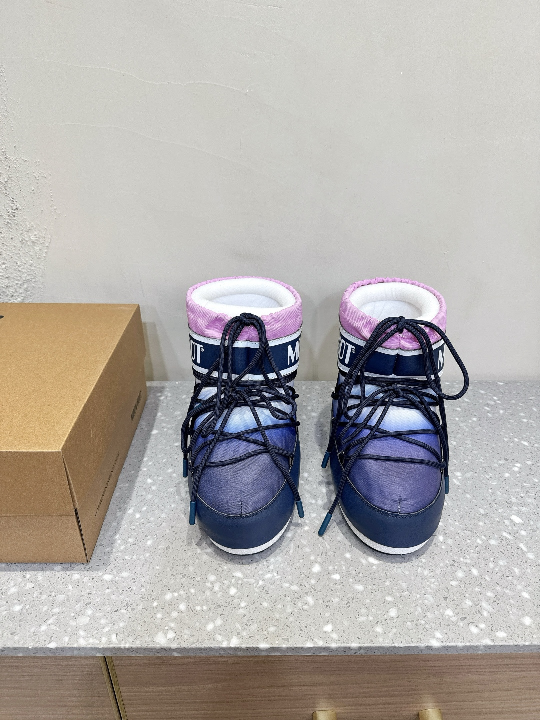 NO:488786,Moon Boot Autumn and Winter Series Fat and Huhu Snow Boots If you can't accept the revival of UGG, there is a more alternative snow boot that's back. That's Moon Boot. The inner height is 4cm. It was already very popular in the millennium. Celebrities such as paris hilton and victoria beckham often wore it. Now the Y2K trend is popular again. The same QQ show outfit of Piyou. The ugly and cute snow boots that were shown by ten thousand people have turned red again. It's not different from men and women. It looks like the giant looks slim and warm and easy to wear. The upper is original cotton moon, inner silk cotton liner, sole original thermoplastic rubber outsole. Size 35-39 (40.42.43. Customized without return) inner height is 4cm, snow boots, boots19860909Moon Boot 秋冬系列 胖呼呼 雪地靴 如果你难以接受UGG的复兴 那现在有一款更另类的雪地靴又杀回来了 那就是Moon Boot月亮靴 内增高4cm 在千禧年就已经非常火了 当年paris hilton、victoria beckham 等名人经常穿它,如今Y2K风潮再次流行 痞幼同款QQ秀穿搭 万人大秀的丑萌雪地靴重新翻红 不分男女不分左右 看着巨无霸巨显瘦还暖和好穿 鞋面原版棉纶 内里丝绵内胆 鞋底原版热塑性橡胶大底 尺码35-39（40.42.43.定做不退换） 内增高4cm,雪地靴,boots,Women's Shoes