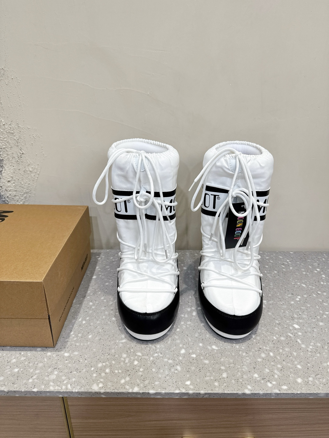 NO:488754,Moon Boot Autumn and Winter Series Fat and Huhu Snow Boots If you can't accept the revival of UGG, there is a more alternative snow boot that's back. That's Moon Boot. The inner height is 4cm. It was already very popular in the millennium. Celebrities such as paris hilton and victoria beckham often wore it. Now the Y2K trend is popular again. The same QQ show outfit of Piyou. The ugly and cute snow boots that were shown by ten thousand people have turned red again. It's not different from men and women. It looks like the giant looks slim and warm and easy to wear. The upper is original cotton moon, inner silk cotton liner, sole original thermoplastic rubber outsole. Size 35-39 (40.42.43. Customized without return) inner height is 4cm, snow boots, boots19860909Moon Boot 秋冬系列 胖呼呼 雪地靴 如果你难以接受UGG的复兴 那现在有一款更另类的雪地靴又杀回来了 那就是Moon Boot月亮靴 内增高4cm 在千禧年就已经非常火了 当年paris hilton、victoria beckham 等名人经常穿它,如今Y2K风潮再次流行 痞幼同款QQ秀穿搭 万人大秀的丑萌雪地靴重新翻红 不分男女不分左右 看着巨无霸巨显瘦还暖和好穿 鞋面原版棉纶 内里丝绵内胆 鞋底原版热塑性橡胶大底 尺码35-39（40.42.43.定做不退换） 内增高4cm,雪地靴,boots,Women's Shoes