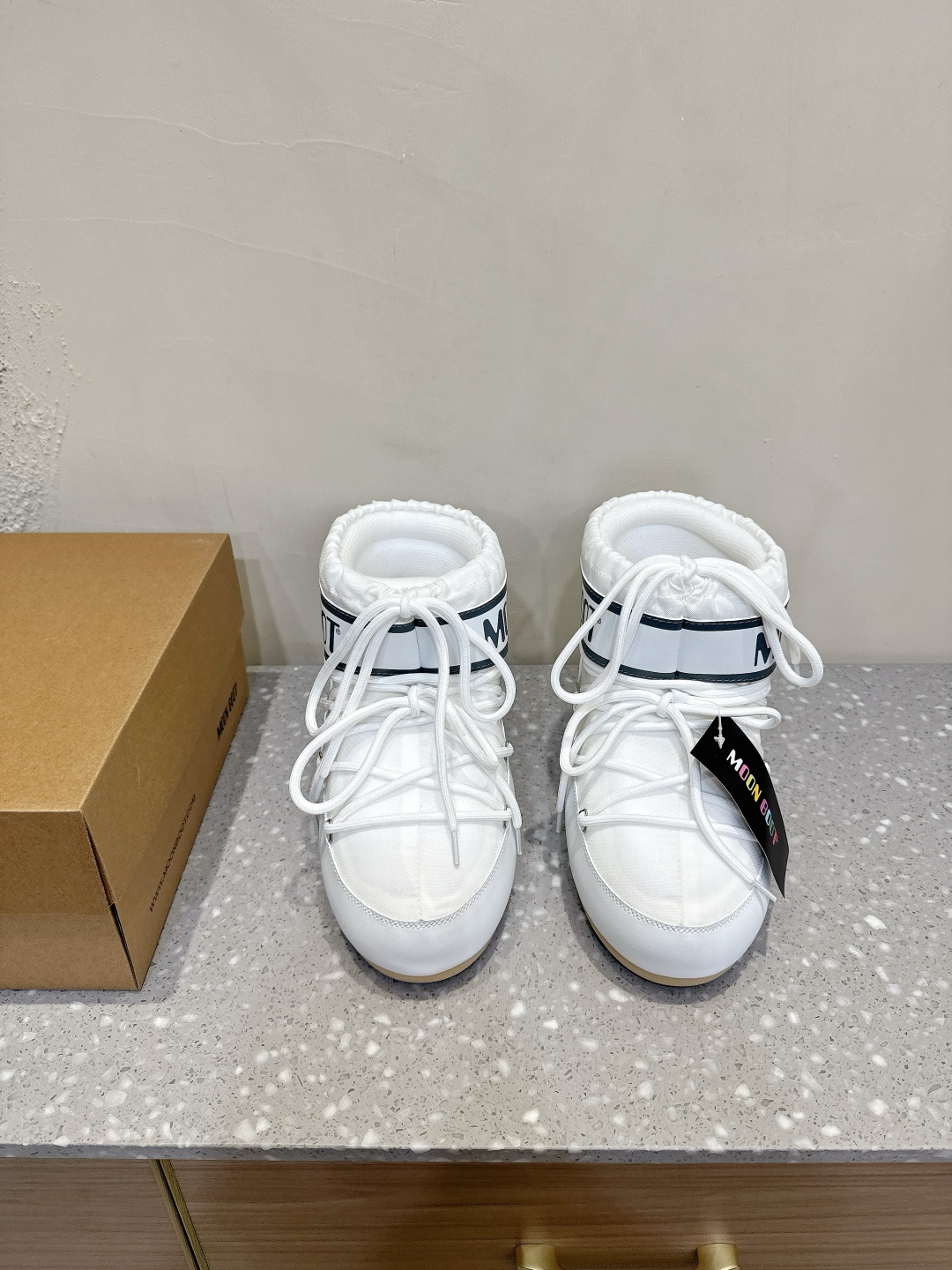 NO:488770,Moon Boot Autumn and Winter Series Fat and Huhu Snow Boots If you can't accept the revival of UGG, there is a more alternative snow boot that's back. That's Moon Boot. The inner height is 4cm. It was already very popular in the millennium. Celebrities such as paris hilton and victoria beckham often wore it. Now the Y2K trend is popular again. The same QQ show outfit of Piyou. The ugly and cute snow boots that were shown by ten thousand people have turned red again. It's not different from men and women. It looks like the giant looks slim and warm and easy to wear. The upper is original cotton moon, inner silk cotton liner, sole original thermoplastic rubber outsole. Size 35-39 (40.42.43. Customized without return) inner height is 4cm, snow boots, boots19860909Moon Boot 秋冬系列 胖呼呼 雪地靴 如果你难以接受UGG的复兴 那现在有一款更另类的雪地靴又杀回来了 那就是Moon Boot月亮靴 内增高4cm 在千禧年就已经非常火了 当年paris hilton、victoria beckham 等名人经常穿它,如今Y2K风潮再次流行 痞幼同款QQ秀穿搭 万人大秀的丑萌雪地靴重新翻红 不分男女不分左右 看着巨无霸巨显瘦还暖和好穿 鞋面原版棉纶 内里丝绵内胆 鞋底原版热塑性橡胶大底 尺码35-39（40.42.43.定做不退换） 内增高4cm,雪地靴,boots,Women's Shoes