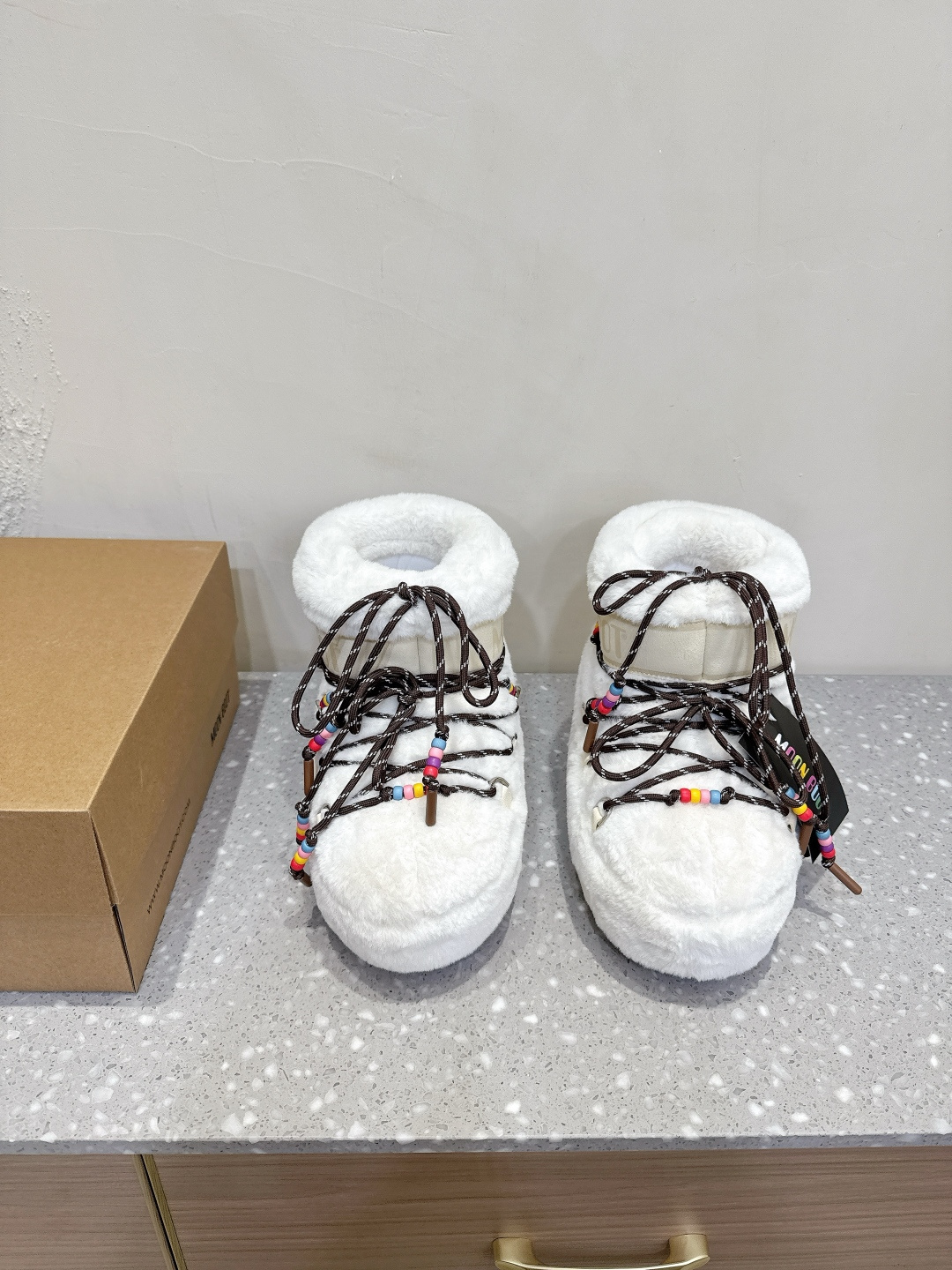 NO:488802,Moon Boot Autumn and Winter Series Fat and Huhu Snow Boots If you can't accept the revival of UGG, there is a more alternative snow boot that's back. That's Moon Boot. The inner height is 4cm. It was already very popular in the millennium. Celebrities such as paris hilton and victoria beckham often wore it. Now the Y2K trend is popular again. The same QQ show outfit of Piyou. The ugly and cute snow boots that were shown by ten thousand people have turned red again. It's not different from men and women. It looks like the giant looks slim and warm and easy to wear. The upper is original cotton moon, inner silk cotton liner, sole original thermoplastic rubber outsole. Size 35-39 (40.42.43. Customized without return) inner height is 4cm, snow boots, boots19860909Moon Boot 秋冬系列 胖呼呼 雪地靴 如果你难以接受UGG的复兴 那现在有一款更另类的雪地靴又杀回来了 那就是Moon Boot月亮靴 内增高4cm 在千禧年就已经非常火了 当年paris hilton、victoria beckham 等名人经常穿它,如今Y2K风潮再次流行 痞幼同款QQ秀穿搭 万人大秀的丑萌雪地靴重新翻红 不分男女不分左右 看着巨无霸巨显瘦还暖和好穿 鞋面原版棉纶 内里丝绵内胆 鞋底原版热塑性橡胶大底 尺码35-39（40.42.43.定做不退换） 内增高4cm,雪地靴,boots,Women's Shoes