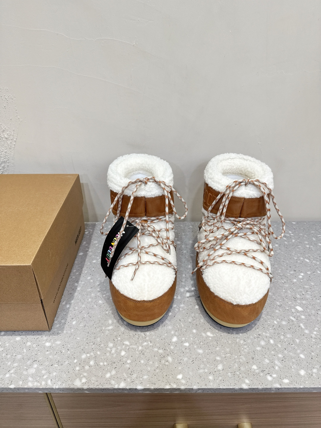 NO:488814,Moon Boot Autumn and Winter Series Fat and Huhu Snow Boots If you can't accept the revival of UGG, there is a more alternative snow boot that's back. That's Moon Boot. The inner height is 4cm. It was already very popular in the millennium. Celebrities such as paris hilton and victoria beckham often wore it. Now the Y2K trend is popular again. The same QQ show outfit of Piyou. The ugly and cute snow boots that were shown by ten thousand people have turned red again. It's not different from men and women. It looks like the giant looks slim and warm and easy to wear. The upper is original cotton moon, inner silk cotton liner, sole original thermoplastic rubber outsole. Size 35-39 (40.42.43. Customized without return) inner height is 4cm, snow boots, boots19860909Moon Boot 秋冬系列 胖呼呼 雪地靴 如果你难以接受UGG的复兴 那现在有一款更另类的雪地靴又杀回来了 那就是Moon Boot月亮靴 内增高4cm 在千禧年就已经非常火了 当年paris hilton、victoria beckham 等名人经常穿它,如今Y2K风潮再次流行 痞幼同款QQ秀穿搭 万人大秀的丑萌雪地靴重新翻红 不分男女不分左右 看着巨无霸巨显瘦还暖和好穿 鞋面原版棉纶 内里丝绵内胆 鞋底原版热塑性橡胶大底 尺码35-39（40.42.43.定做不退换） 内增高4cm,雪地靴,boots,Women's Shoes