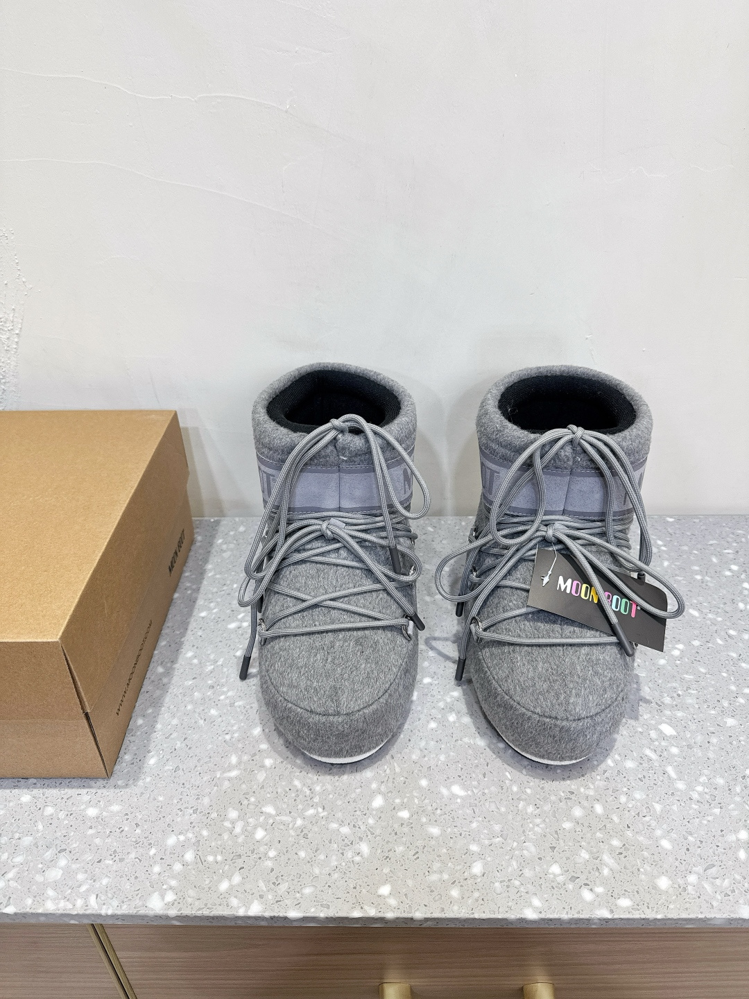 NO:488755,Moon Boot Autumn and Winter Series Fat and Huhu Snow Boots If you can't accept the revival of UGG, there is a more alternative snow boot that's back. That's Moon Boot. The inner height is 4cm. It was already very popular in the millennium. Celebrities such as paris hilton and victoria beckham often wore it. Now the Y2K trend is popular again. The same QQ show outfit of Piyou. The ugly and cute snow boots that were shown by ten thousand people have turned red again. It's not different from men and women. It looks like the giant looks slim and warm and easy to wear. The upper is original cotton moon, inner silk cotton liner, sole original thermoplastic rubber outsole. Size 35-39 (40.42.43. Customized without return) inner height is 4cm, snow boots, boots19860909Moon Boot 秋冬系列 胖呼呼 雪地靴 如果你难以接受UGG的复兴 那现在有一款更另类的雪地靴又杀回来了 那就是Moon Boot月亮靴 内增高4cm 在千禧年就已经非常火了 当年paris hilton、victoria beckham 等名人经常穿它,如今Y2K风潮再次流行 痞幼同款QQ秀穿搭 万人大秀的丑萌雪地靴重新翻红 不分男女不分左右 看着巨无霸巨显瘦还暖和好穿 鞋面原版棉纶 内里丝绵内胆 鞋底原版热塑性橡胶大底 尺码35-39（40.42.43.定做不退换） 内增高4cm,雪地靴,boots,Women's Shoes