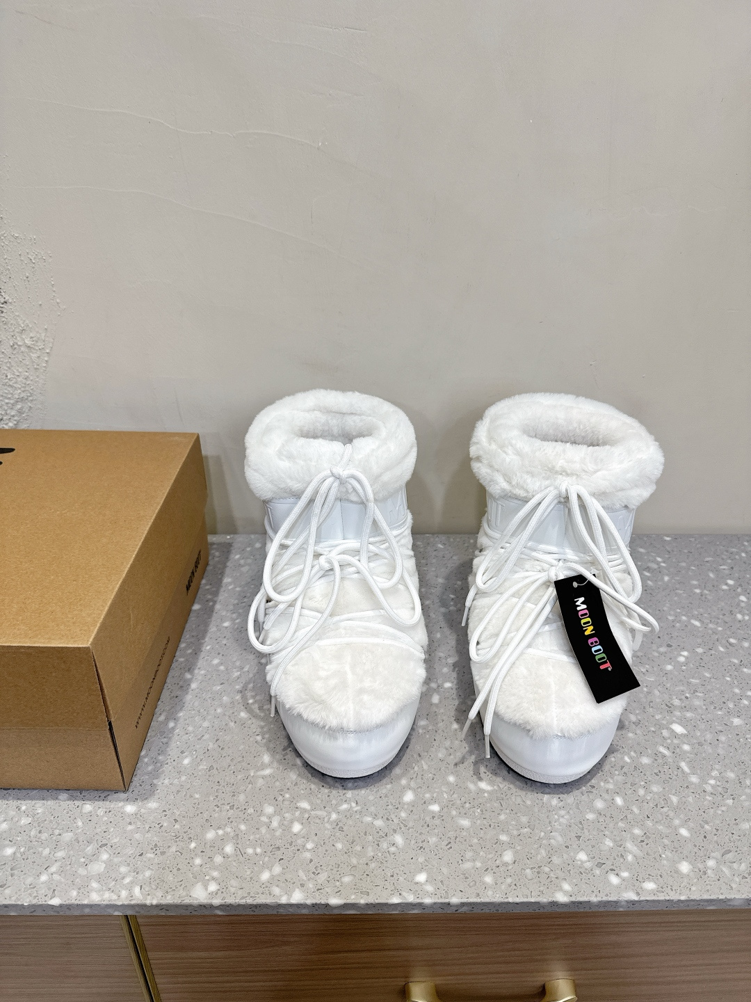 NO:488803,Moon Boot Autumn and Winter Series Fat and Huhu Snow Boots If you can't accept the revival of UGG, there is a more alternative snow boot that's back. That's Moon Boot. The inner height is 4cm. It was already very popular in the millennium. Celebrities such as paris hilton and victoria beckham often wore it. Now the Y2K trend is popular again. The same QQ show outfit of Piyou. The ugly and cute snow boots that were shown by ten thousand people have turned red again. It's not different from men and women. It looks like the giant looks slim and warm and easy to wear. The upper is original cotton moon, inner silk cotton liner, sole original thermoplastic rubber outsole. Size 35-39 (40.42.43. Customized without return) inner height is 4cm, snow boots, boots19860909Moon Boot 秋冬系列 胖呼呼 雪地靴 如果你难以接受UGG的复兴 那现在有一款更另类的雪地靴又杀回来了 那就是Moon Boot月亮靴 内增高4cm 在千禧年就已经非常火了 当年paris hilton、victoria beckham 等名人经常穿它,如今Y2K风潮再次流行 痞幼同款QQ秀穿搭 万人大秀的丑萌雪地靴重新翻红 不分男女不分左右 看着巨无霸巨显瘦还暖和好穿 鞋面原版棉纶 内里丝绵内胆 鞋底原版热塑性橡胶大底 尺码35-39（40.42.43.定做不退换） 内增高4cm,雪地靴,boots,Women's Shoes