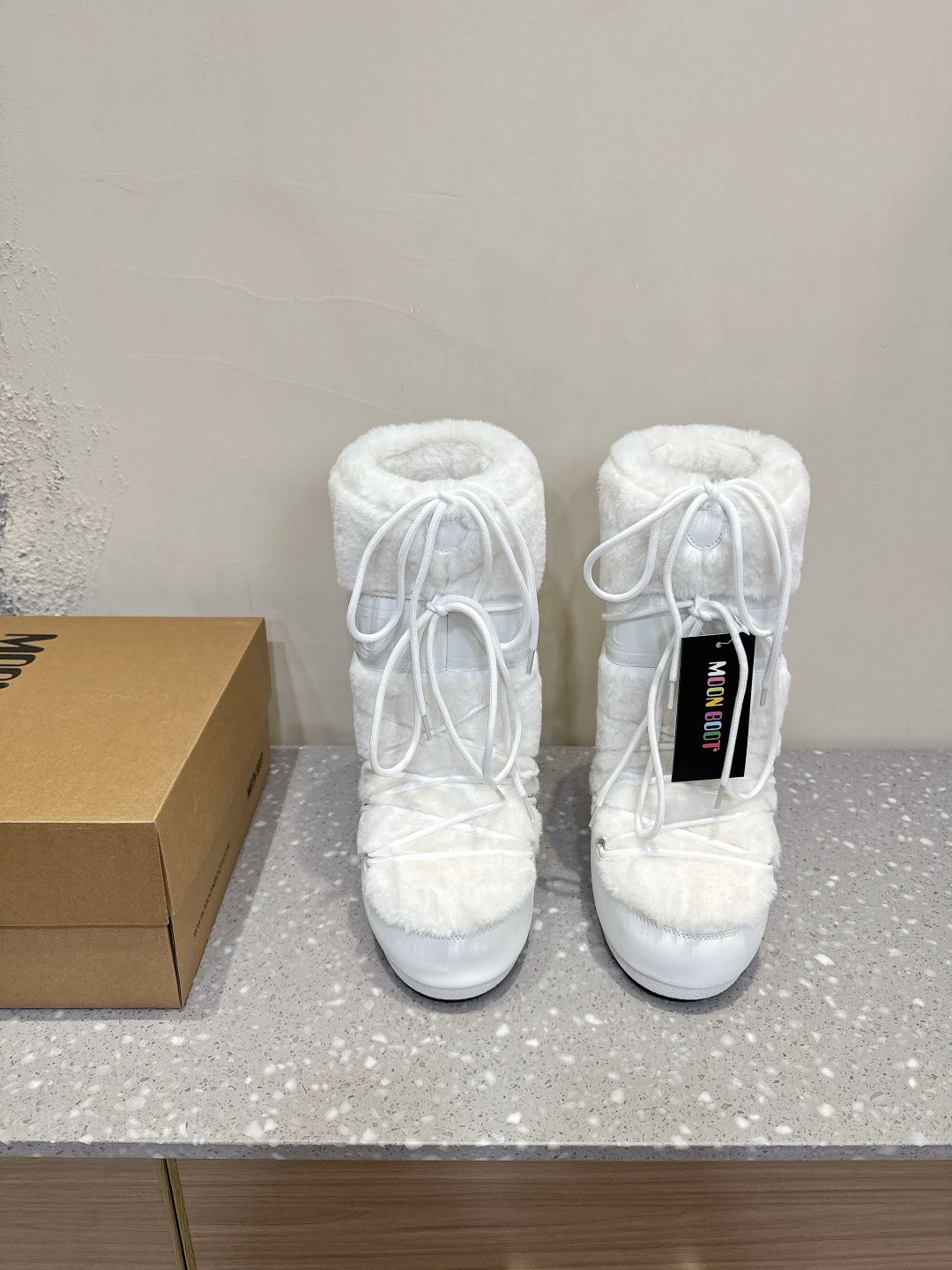 NO:488816,Moon Boot Autumn and Winter Series Fat and Huhu Snow Boots If you can't accept the revival of UGG, there is a more alternative snow boot that's back. That's Moon Boot. The inner height is 4cm. It was already very popular in the millennium. Celebrities such as paris hilton and victoria beckham often wore it. Now the Y2K trend is popular again. The same QQ show outfit of Piyou. The ugly and cute snow boots that were shown by ten thousand people have turned red again. It's not different from men and women. It looks like the giant looks slim and warm and easy to wear. The upper is original cotton moon, inner silk cotton liner, sole original thermoplastic rubber outsole. Size 35-39 (40.42.43. Customized without return) inner height is 4cm, snow boots, boots19860909Moon Boot 秋冬系列 胖呼呼 雪地靴 如果你难以接受UGG的复兴 那现在有一款更另类的雪地靴又杀回来了 那就是Moon Boot月亮靴 内增高4cm 在千禧年就已经非常火了 当年paris hilton、victoria beckham 等名人经常穿它,如今Y2K风潮再次流行 痞幼同款QQ秀穿搭 万人大秀的丑萌雪地靴重新翻红 不分男女不分左右 看着巨无霸巨显瘦还暖和好穿 鞋面原版棉纶 内里丝绵内胆 鞋底原版热塑性橡胶大底 尺码35-39（40.42.43.定做不退换） 内增高4cm,雪地靴,boots,Women's Shoes