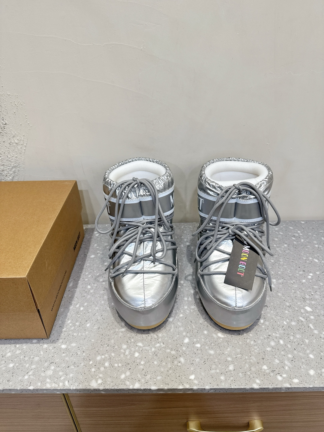 NO:488771,Moon Boot Autumn and Winter Series Fat and Huhu Snow Boots If you can't accept the revival of UGG, there is a more alternative snow boot that's back. That's Moon Boot. The inner height is 4cm. It was already very popular in the millennium. Celebrities such as paris hilton and victoria beckham often wore it. Now the Y2K trend is popular again. The same QQ show outfit of Piyou. The ugly and cute snow boots that were shown by ten thousand people have turned red again. It's not different from men and women. It looks like the giant looks slim and warm and easy to wear. The upper is original cotton moon, inner silk cotton liner, sole original thermoplastic rubber outsole. Size 35-39 (40.42.43. Customized without return) inner height is 4cm, snow boots, boots19860909Moon Boot 秋冬系列 胖呼呼 雪地靴 如果你难以接受UGG的复兴 那现在有一款更另类的雪地靴又杀回来了 那就是Moon Boot月亮靴 内增高4cm 在千禧年就已经非常火了 当年paris hilton、victoria beckham 等名人经常穿它,如今Y2K风潮再次流行 痞幼同款QQ秀穿搭 万人大秀的丑萌雪地靴重新翻红 不分男女不分左右 看着巨无霸巨显瘦还暖和好穿 鞋面原版棉纶 内里丝绵内胆 鞋底原版热塑性橡胶大底 尺码35-39（40.42.43.定做不退换） 内增高4cm,雪地靴,boots,Women's Shoes