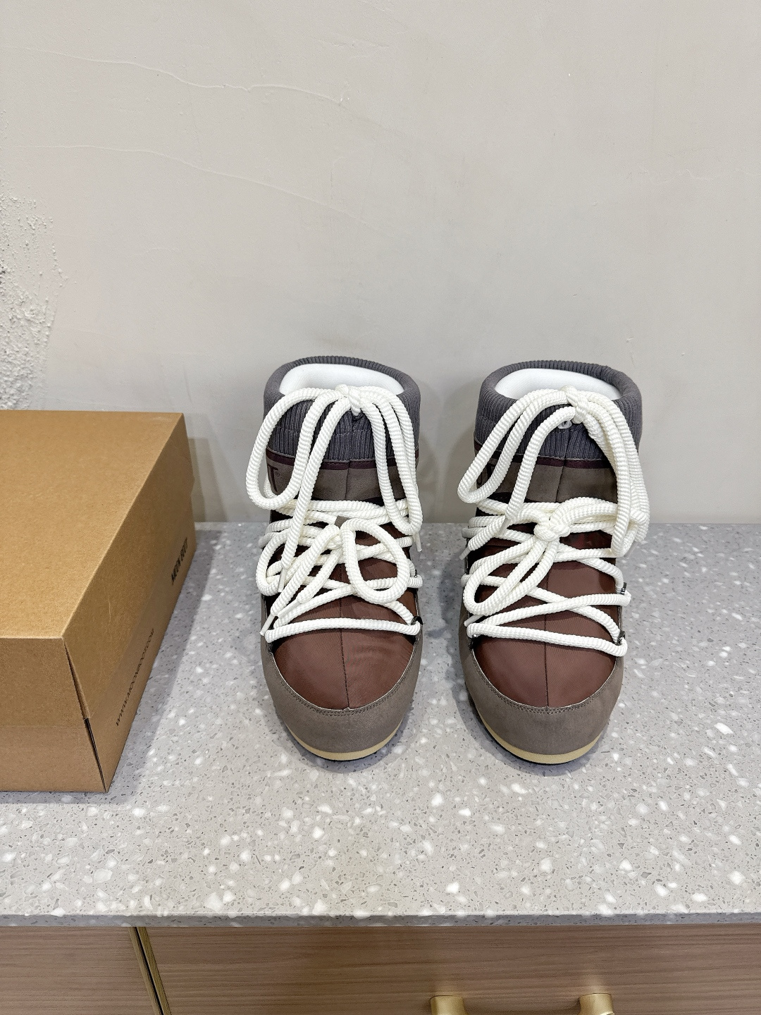 NO:488787,Moon Boot Autumn and Winter Series Fat and Huhu Snow Boots If you can't accept the revival of UGG, there is a more alternative snow boot that's back. That's Moon Boot. The inner height is 4cm. It was already very popular in the millennium. Celebrities such as paris hilton and victoria beckham often wore it. Now the Y2K trend is popular again. The same QQ show outfit of Piyou. The ugly and cute snow boots that were shown by ten thousand people have turned red again. It's not different from men and women. It looks like the giant looks slim and warm and easy to wear. The upper is original cotton moon, inner silk cotton liner, sole original thermoplastic rubber outsole. Size 35-39 (40.42.43. Customized without return) inner height is 4cm, snow boots, boots19860909Moon Boot 秋冬系列 胖呼呼 雪地靴 如果你难以接受UGG的复兴 那现在有一款更另类的雪地靴又杀回来了 那就是Moon Boot月亮靴 内增高4cm 在千禧年就已经非常火了 当年paris hilton、victoria beckham 等名人经常穿它,如今Y2K风潮再次流行 痞幼同款QQ秀穿搭 万人大秀的丑萌雪地靴重新翻红 不分男女不分左右 看着巨无霸巨显瘦还暖和好穿 鞋面原版棉纶 内里丝绵内胆 鞋底原版热塑性橡胶大底 尺码35-39（40.42.43.定做不退换） 内增高4cm,雪地靴,boots,Women's Shoes