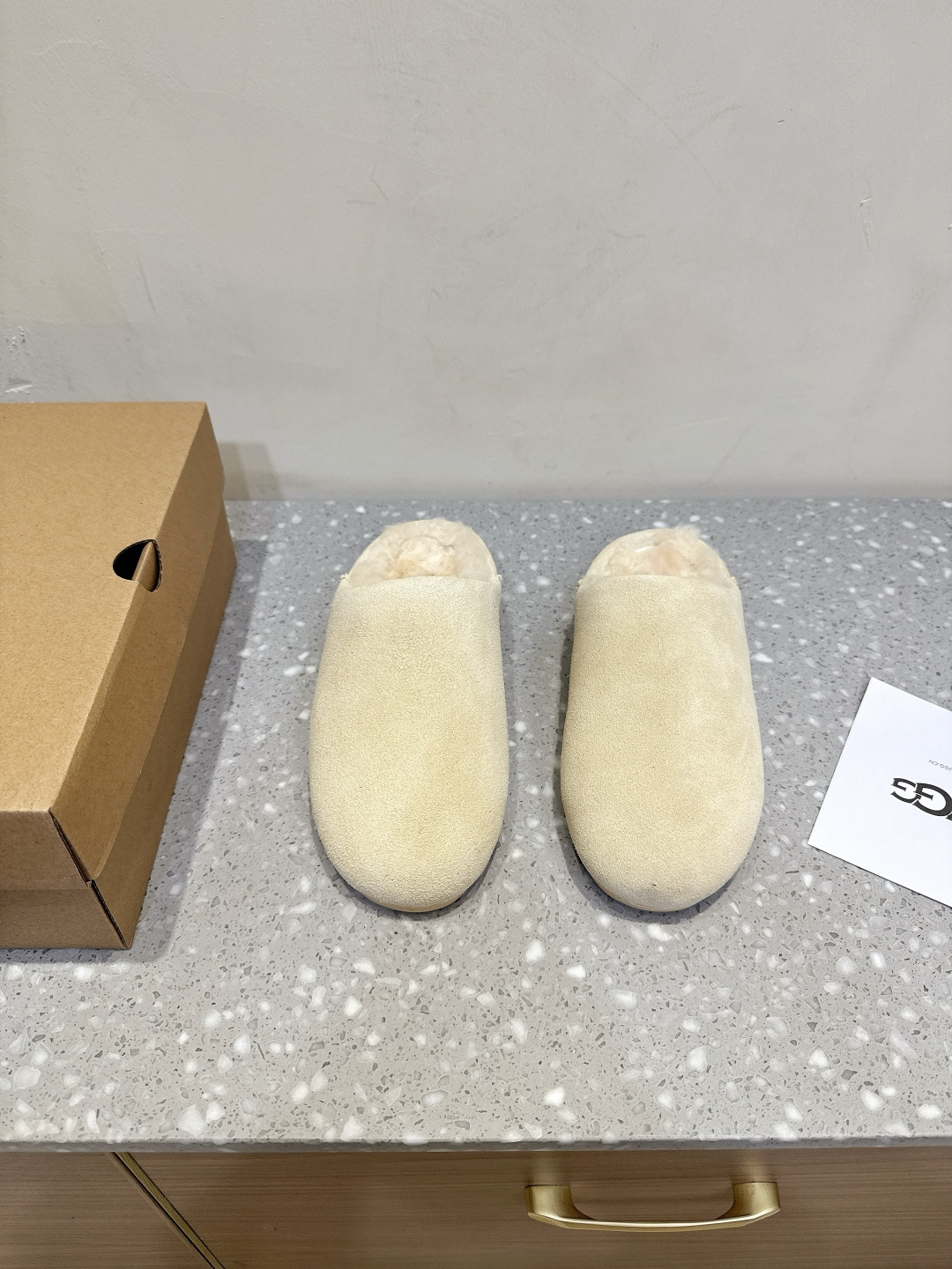 NO:491035,UGG Niche Trendy Brand 25ss Autumn and Winter New Muller Drag Half Drag Fashion Comfortable Light Mouth Flat Sole One-Pushing Classic Fur Cowhide with 10mm Wool Lining Shoe Insole Fur Collar Sole Soft Comfortable UGG Classic Hot Embossed Brand Logo Full Texture Lightweight Rubber Thin Sole Anti-slip Wear-resistant and comfortable Upper Upper is imported from the original imported Niujing Inner Foot Foot Foot Sole Original Customized Rubber Outsole Size35-40 (40 Customized No Return and Exchange), Half Drag Wool Shoes, cowhide19860909UGG 小众潮牌 25ss秋冬新款 穆勒拖 半拖 时尚舒适浅口平底一脚蹬 经典翻毛牛皮搭配10毫米羊毛里衬 鞋内底 翻毛领 茸软舒适 后侧饰有UGG经典热压花品牌徽标 质感满满 轻盈橡胶薄底 防滑耐磨且舒适 鞋面采用原版进口牛京 内里垫脚羊毛 鞋底原版定制橡胶大底 Size35-40（40订做不退换）,半拖毛毛鞋,cowhide,Women's Shoes