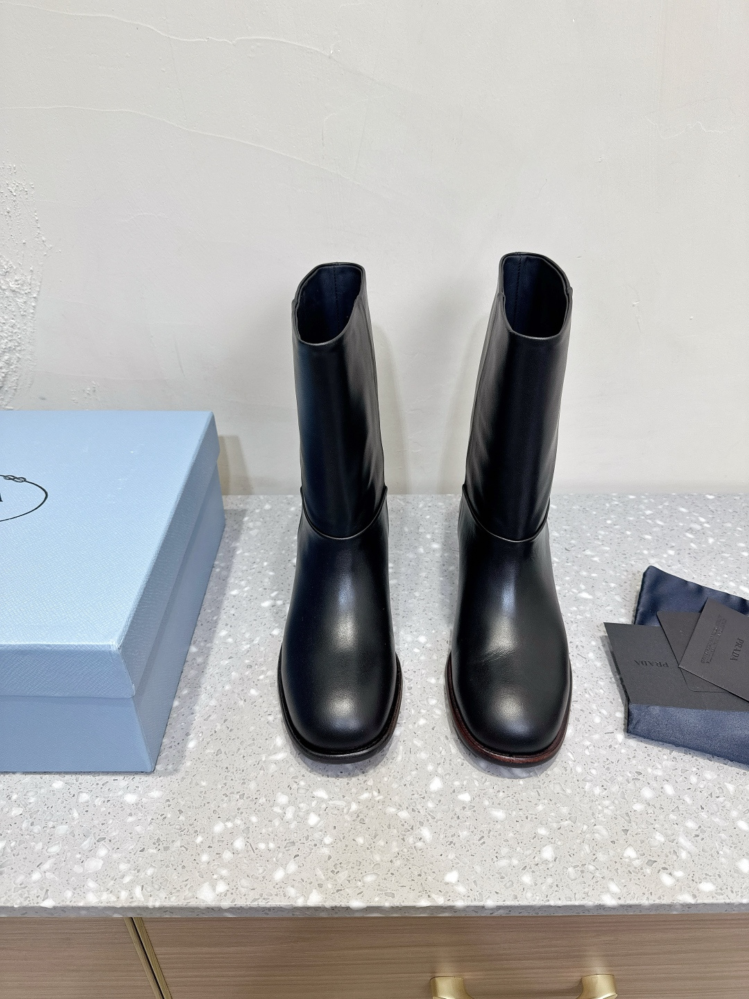 NO:491028,Prada 25ss autumn and winter new style, thick sole, knight boots, short boots, fashionable thick sole casual boots, unique flavor, everyone loves and easily controls, it will explode every year. There is also a versatile and classic shoe last, which is enough to conquer you, wear it, increase height and relax without making mistakes, and the foot is simple and handsome. The upper is made of original imported Yangjing, inner foot pads and sheepskin, original custom Italian leather sole Size35-39 (40. Customized without return and exchange), boots, prada, prada, boots, sheepskin, sheep, Leather soles19860909Prada 普拉达 25ss秋冬新款 厚底 骑士靴 短靴 时尚厚底休闲长靴 ,独到味道,人人都爱也轻松驾驭 每年都会爆.还有就是百搭经典的鞋楦,足以征服你,穿上它,增高休闲两不失误,上脚简单帅气 鞋面采用原版进口羊京 内里垫脚透染羊皮 鞋底原版定制意大利真皮大底 Size35-39（40.定制不退换）,靴子,prada,prada,boots,sheepskin,sheep,Leather soles,Women's Shoes