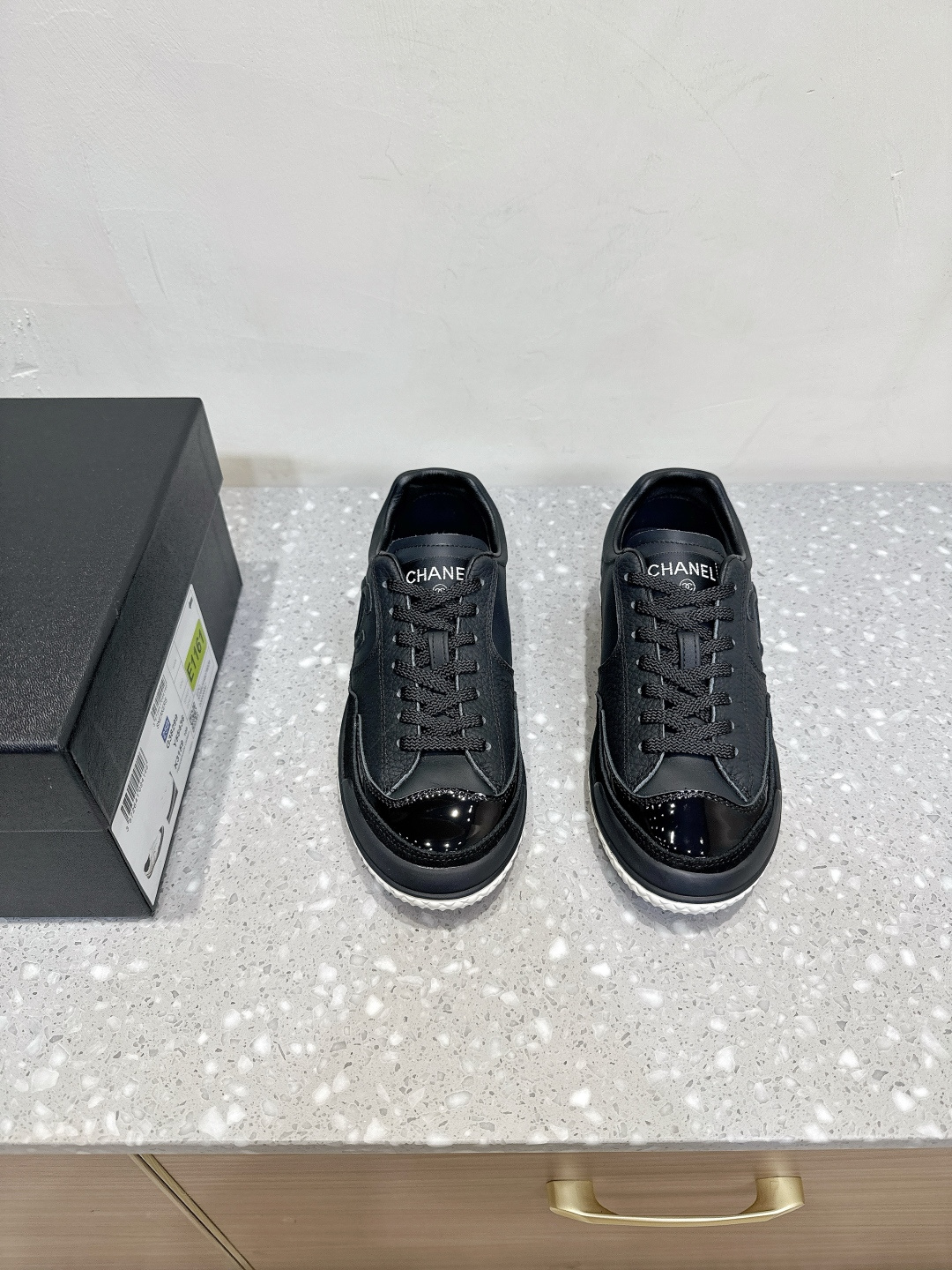 NO:491013,Chanel Xiaoxiang 25ss autumn and winter new style casual shoes sports shoes This pair has become the new favorite of fashionable people. If you pay a little attention in the fashion circle, you can see it all over the street, then what is the charm of these shoes?  This pair of shoes retains classic elements. Its design combines neatness and comfort. The lines are simple and smooth. The round toe design not only modifies the shape of the feet, but also gives enough room for movement toes. Say goodbye to the trouble of squeezing feet. The fabric is made of original imported cowhide/Niujing inner foot pad sheepskin. The sole is original customized TPU rubber sole size35-39 (40.41 custom-made without return and exchange), casual shoes/sports shoes, chanel, sneakers, cowhide, sheepskin.19860909Chanel 小香 25ss秋冬新款 休闲鞋 运动鞋 这双已经成了时髦精们的新宠 如果你在时尚圈里稍稍留意 满大街都能看到它的身影 那么这双鞋到底有什么魅力？ 这双鞋保留了经典的元素 它的设计融合了的利落与的舒适 线条简约流畅 圆头设计不仅修饰脚型 还能让脚趾有足够的活动空间 告别挤脚烦恼. 面料采用原版进口牛皮/牛京 内里垫脚羊皮 鞋底原版定制TPU橡胶大底 size35-39（40.41定制不退换）,休闲鞋/运动鞋,chanel,sneakers,cowhide,sheepskin,Women's Shoes