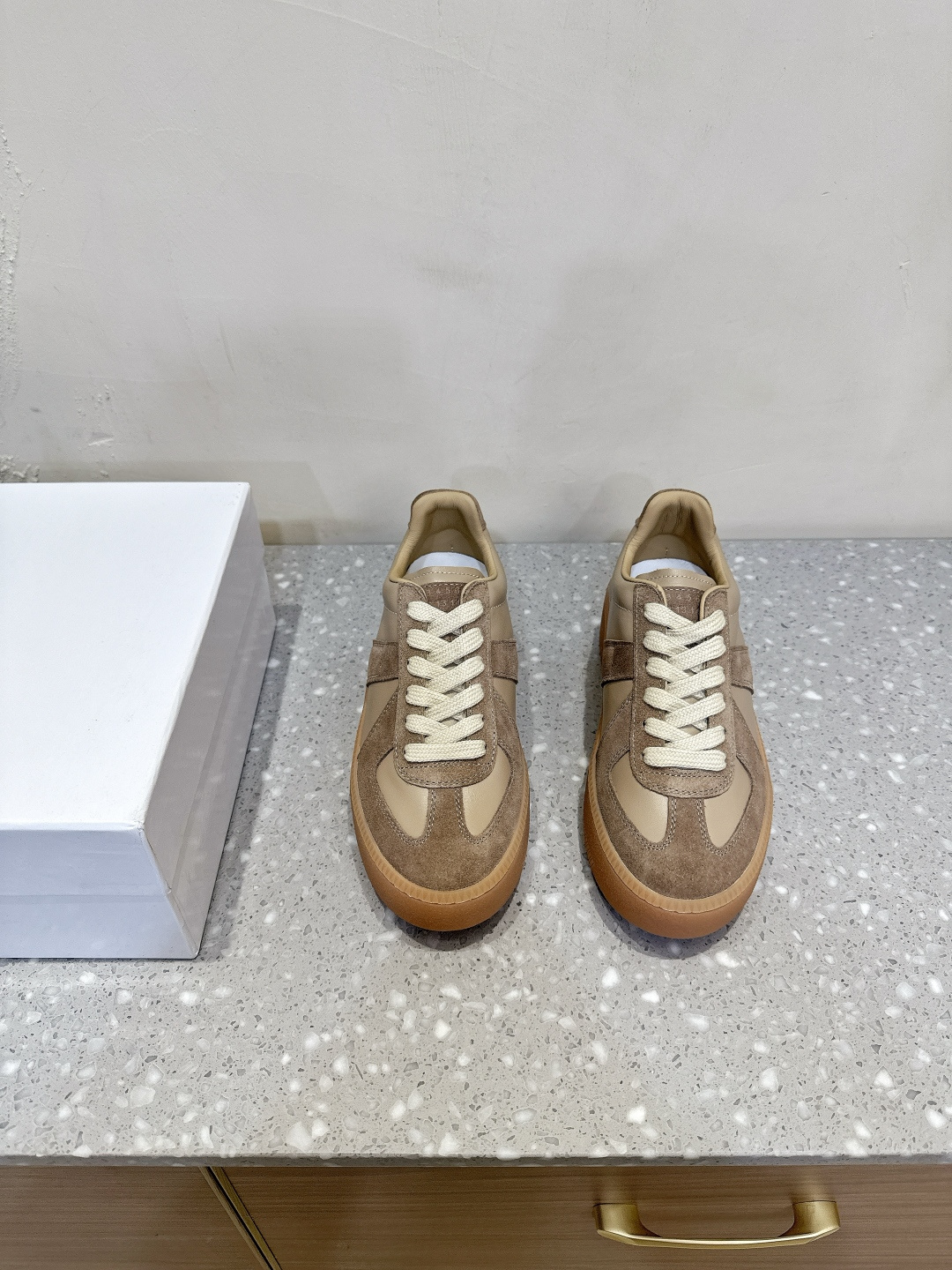 NO:491020,Maison Margiela 25ss new product thick sole German training shoes mm6 thick sole German training shoes are here. It's too fashionable. The tone is soft and high-end. The thick sole design quietly increases the height and makes the legs look thin. Whether it is casual or light retro style, it can unlock a casual and eye-catching look with one click~ Paired with Majra's newly released thick sole German training, it directly raises the proportions, and also adds a little vitality to the original mature old money style. Although the sole is thick, the shoes are unexpectedly light. It is not tired when sailing in the city all day. The upper is made of original imported cowhide/Niujing inner foot pad sheepskin. Heel height 4cm. Original custom rubber sole. Size35-40 (34.40 customization is not returned or exchanged), casual shoes/sports shoes, masion margiela,masion  Margiela,sneakers,cowhide,sheepskin19860909Maison Margiela 马吉拉 25ss新品 厚底 德训鞋  mm6厚底德训鞋来啦 太戳时髦点了 色调柔和又高级 厚底设计悄悄增高还特显腿细 不管搭休闲装还是轻复古风 都能一键解锁随性又亮眼的造型～ 搭配马吉拉新出的厚底德训,让我直接比例拉高的同时,也给原本成熟的老钱风增加一丝活力,别看鞋底厚厚的,鞋子意外的轻 在城市里航行一整天也不累 鞋面采用原版进口牛皮/牛京 内里垫脚羊皮 跟高4cm 大底原版定制橡胶大底 Size35-40（34.40定制不退换）,休闲鞋/运动鞋,masion margiela,masion margiela,sneakers,cowhide,sheepskin,Women's Shoes