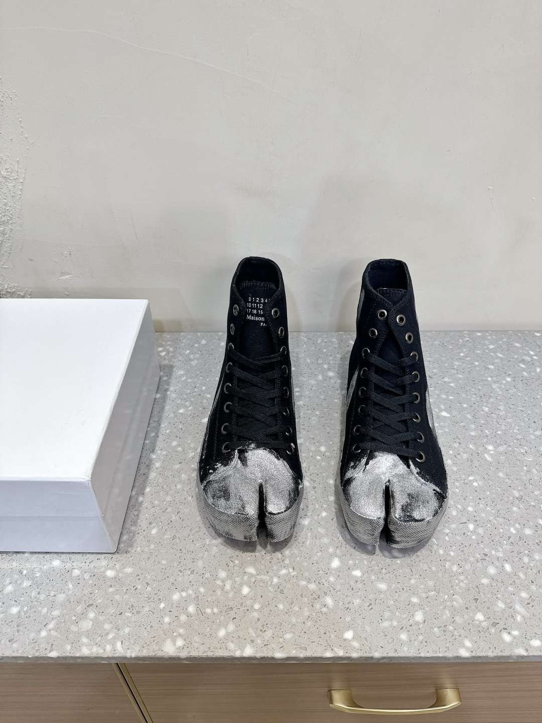 NO:491007,High-top Maison Margiela New style Graffiti toe lace-up canvas shoes Casual shoes This is a pair of shoes of the era, mixing fashionable elements from multiple eras, it is easy to wear and easy to match, cute and clean, the upper uses original imported canvas, inner footbed, original custom rubber sole, size 35-45 (women's size 40.41, men's size 45.46), boot split shoes, masion margiela, boots19860909高帮Maison Margiela 马吉拉 新款 涂鸦分趾 系带 帆布鞋 休闲鞋 这是一双具有时代意义的一双鞋 混合了多个时代的时髦元素 它好穿 也好搭 可爱干净 鞋面采用原版进口帆布 内里垫脚布里 鞋底原版定制橡胶底大底 码数35-45（女码40.41,男码45.46定做）,靴子分趾鞋,masion margiela,boots,Women's Shoes