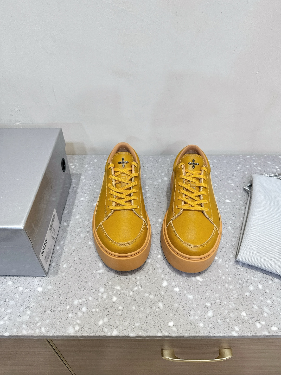 NO:491223,SMFK niche trendy brand 25ss new thick sole sneakers casual shoes heart-warming at a glance The texture is full, the feet are invincible and can be used to close your eyes. One of the very fashionable items is a lot of internet celebrity bloggers and celebrities wear SMFK sports shoes. The more you look at it, the more you look, the more you get better. Super versatile. The fabric is made of original imported cowhide, inner foot pad sheepskin, original custom rubber sole, Size35-39 (40 custom made, no return or exchange), casual shoes/sneakers, cowhide, sheepskin19860909SMFK 小众潮牌 25ss新款 厚底 运动鞋 休闲鞋  一眼心动 质感拉满,上脚无敌增高,闭眼可入 非常时髦的单品之一超多网红博主、明星都穿SMFK的运动鞋 真的是越看越上头 超级百搭 面料采用原版进口牛皮 内里垫脚羊皮 鞋底原版定制橡胶大底 Size35-39（40 订做不退换）,休闲鞋/运动鞋,sneakers,cowhide,sheepskin,Women's Shoes