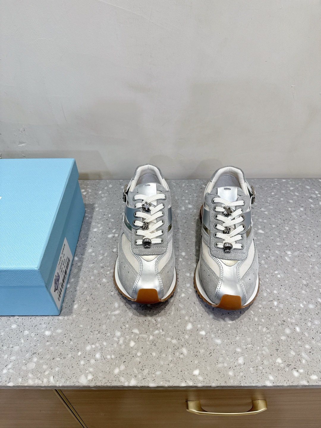 NO:491218,SUGARSU Niche trendy brand 25ss Spring and Summer New Dad Shoes Sports Shoes Age-reducing color-blocking Upper buckle embellishes the side of the shoe, extra eye-catching, and the playful tilted head last design combines SUGARSU wavy lines, trendy and fashionable~ The details of the shoe also incorporate the popular vacation style shell elements for 25 years, and turn into shell pattern bean sole. The sole is made of rubber molded sole, which is light and fashionable. The upper uses original imported cowhide, inner foot pad sheepskin, original customized rubber outsole, size 35-40 (40 customization, no return or replacement), casual shoes/sports shoes, sneakers, cowhide, sheepskin19860909SUGARSU 小众潮牌 25ss春夏新款 老爹鞋 运动鞋 减龄拼色款 鞋面搭扣点缀鞋侧,额外吸睛,俏皮的歪头楦型设计结合了 SUGARSU 波浪线条,潮流且时髦~ 鞋款细节也融入了25年流行的度假风贝壳元素,化为贝壳纹豆豆鞋底底材选择了橡胶成型底,轻盈且时髦. 鞋面采用原版进口牛皮 内里垫脚羊皮 鞋底原版定制橡胶大底 尺码35-40（40定制不退不换),休闲鞋/运动鞋,sneakers,cowhide,sheepskin,Women's Shoes