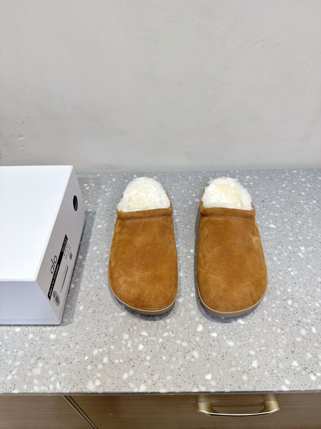 NO:491208,ALO niche trendy brand 25ss spring and summer new style, flat bottom, mao, Boken half-drag This alo understands girls better than Nike!  Super versatile!  And super comfortable!  It looks better when putting on socks!  Super comfortable to wear. The overall shoe is also a classic color-blocking contrasting design with the delicate leather texture on the upper. The fabric uses original imported Niujing, inner foot pad wool, original custom anti-slip rubber sole, Size35-40 (40 custom-made without return or exchange), semi-dragged fur shoes19860909ALO 小众潮牌 25ss春夏新款 平底 毛毛 博肯 半拖 这款alo比耐克更懂女生！上脚超级百搭！而且超级舒适！ 套上袜套搭配更好看！上脚超级舒服 鞋子整体也是经典的拼色撞色设计搭配鞋面细腻的真皮纹路肌理感 面料采用原版进口牛京 内里垫脚羊毛 鞋底原版定制防滑橡胶大底 Size35-40（40定制不退换）,半拖毛毛鞋,Women's Shoes