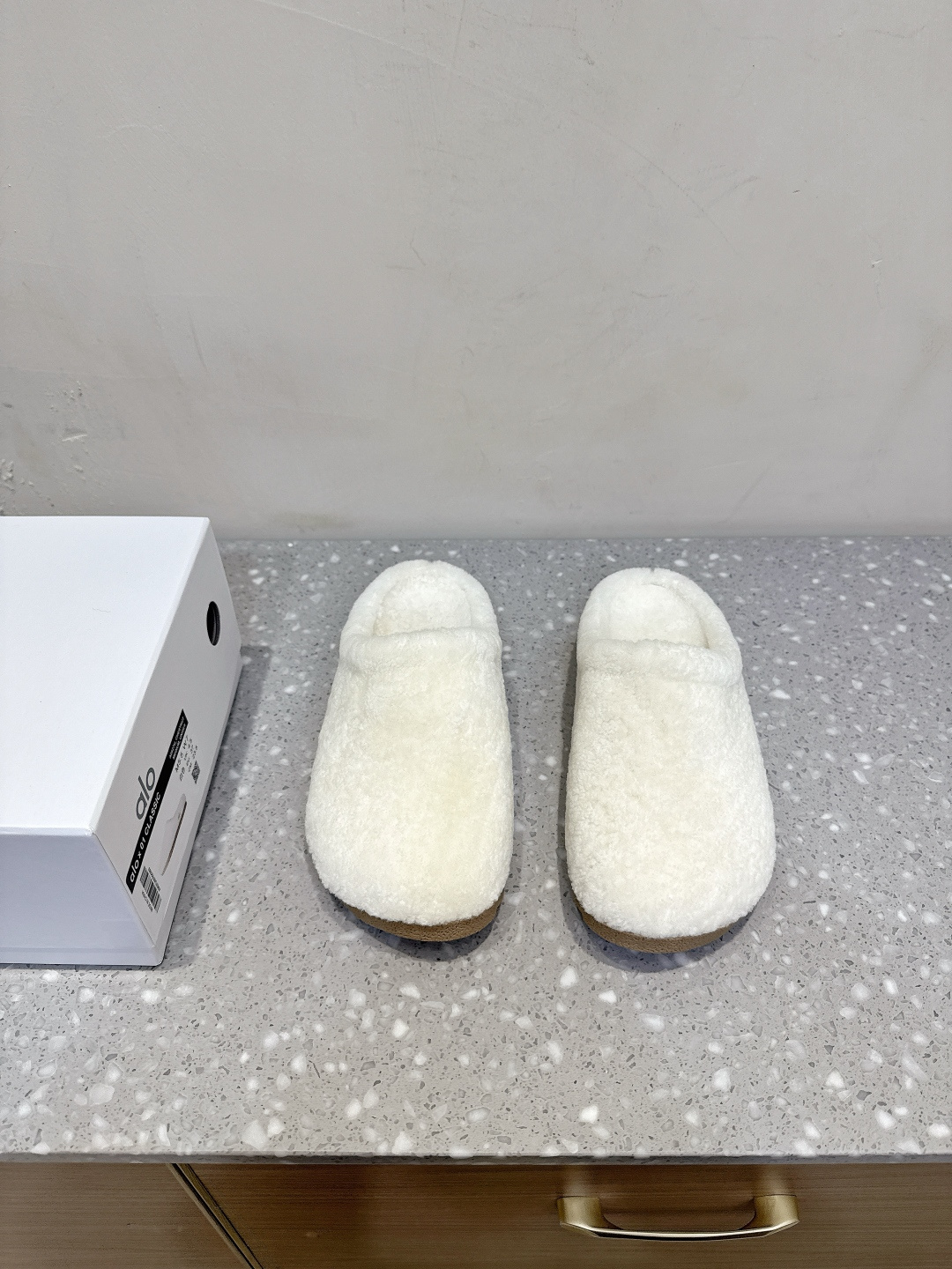 NO:491213,Full-mao ALO ​​niche trendy brand 25ss spring and summer new style, flat bottom, mao Boken half-drag This alo understands girls better than Nike!  Super versatile!  And super comfortable!  It looks better when putting on socks!  Super comfortable to wear. The overall shoe is also a classic color-blocking contrasting design with the delicate leather texture on the upper. The fabric uses original imported Niujing, inner foot pad wool, original custom anti-slip rubber sole, Size35-40 (40 custom-made without return or exchange), semi-dragged fur shoes19860909全毛 ALO 小众潮牌 25ss春夏新款 平底 毛毛 博肯 半拖 这款alo比耐克更懂女生！上脚超级百搭！而且超级舒适！ 套上袜套搭配更好看！上脚超级舒服 鞋子整体也是经典的拼色撞色设计搭配鞋面细腻的真皮纹路肌理感 面料采用原版进口牛京 内里垫脚羊毛 鞋底原版定制防滑橡胶大底 Size35-40（40定制不退换）,半拖毛毛鞋,Women's Shoes