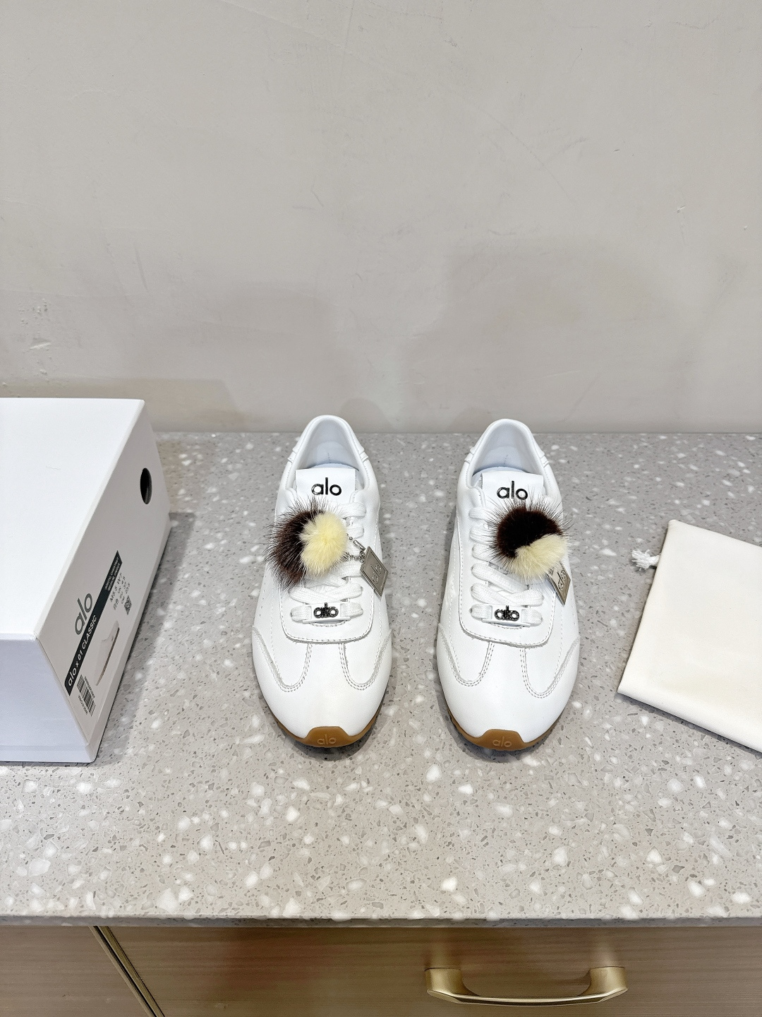 NO:491203,(Buckle) Alo Yoga's latest hit Sunset series, casual sports shoes, old-fashioned style, lace-up, Forrest Gump shoes, German training shoes, original purchase and development, making products. This Sunset sports shoes understands girls better than Nike!  Super versatile!  And super comfortable!  It's a thick bottom but it's not heavy at all on the feet!  Very lightweight!  It looks better when putting on socks!  The upper foot is taller and makes the legs look thinner. The fabric is made of original imported imported cowhide. The inner foot pad breathable net. Outsole: Original customized non-slip rubber sole. Size35-39 (40 customized for non-return and exchange), casual shoes/sports shoes, sneakers, cowhide19860909（扣饰）Alo Yoga 最新爆款Sunset系列 休闲 运动鞋 老钱风 系带 阿甘鞋 德训鞋 原版购入开发 做货 这款Sunset 运动鞋 比耐克更懂女生！上脚超级百搭！而且超级舒适！是厚底款但是上脚一点都不沉重！ 非常轻便！套上袜套搭配更好看！上脚增高显腿细 面料采用原版进口进口头层牛皮 内里垫脚透气网 大底: 原版定制防滑橡胶大底 Size35-39（40定做不退换）,休闲鞋/运动鞋,sneakers,cowhide,Women's Shoes